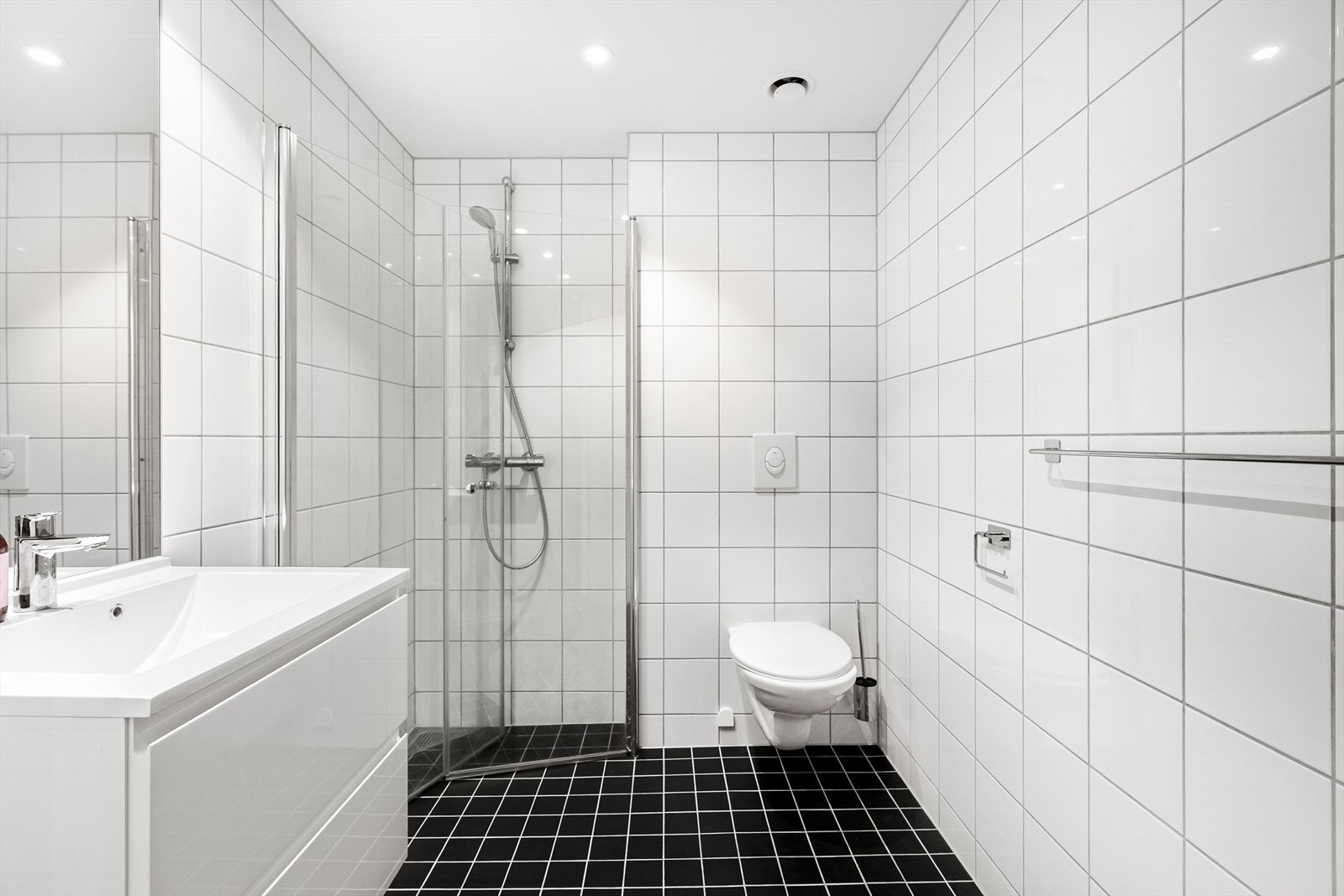 - Bad 2 er tilsvarende det andre med mørke fliser på gulv og lyse på veggene - Galleribilde