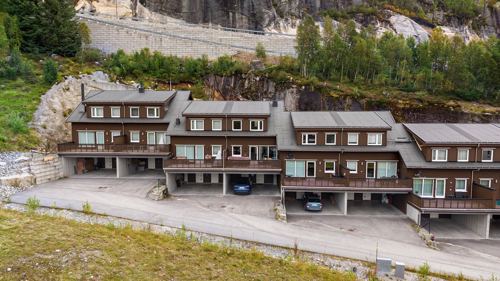 - Her bor man helt øverst på tunet med flott utsikt og rikelig med aktiviteter for store og små like utenfor døra - Galleribilde