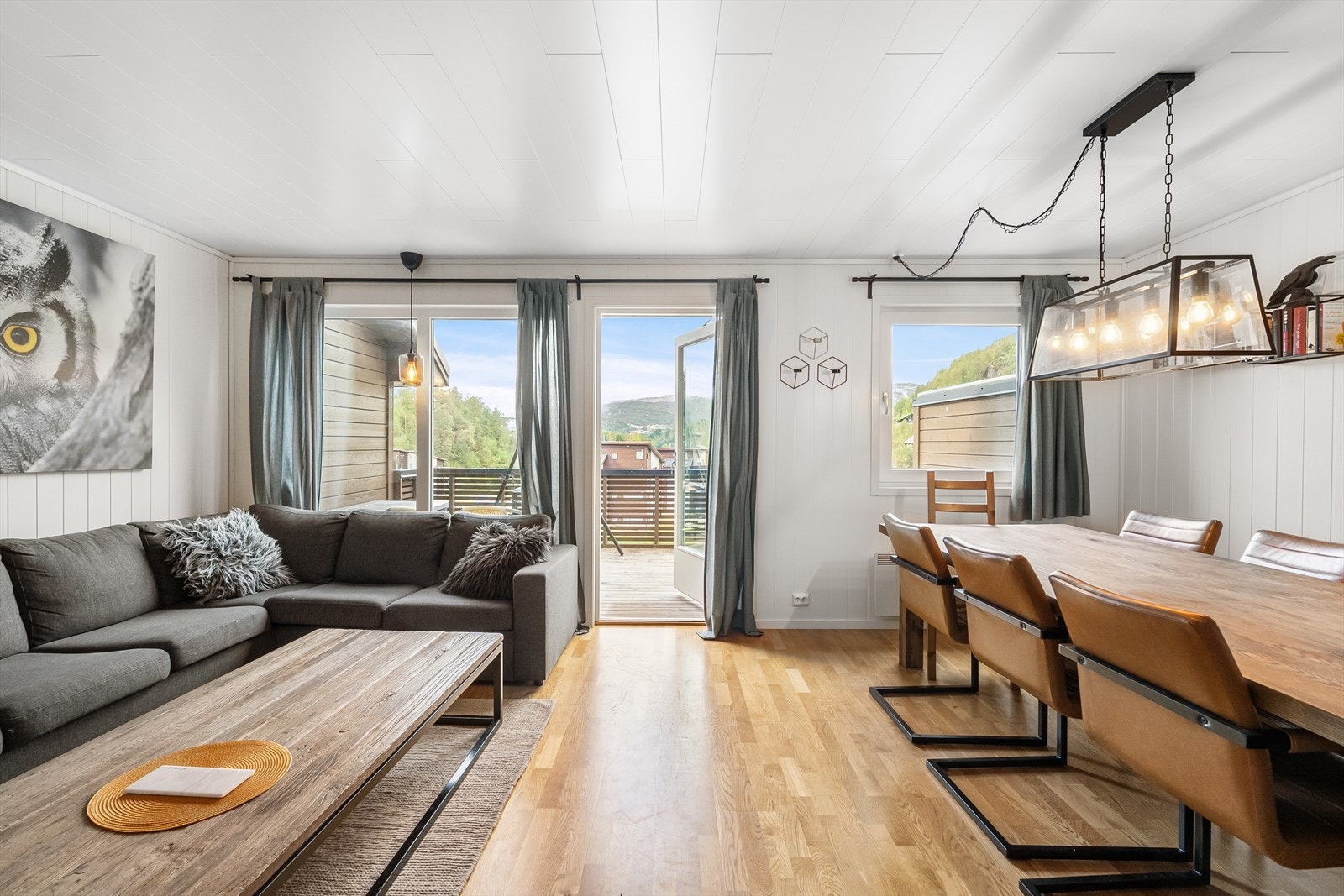 - Utgang til romslig terrasse fra stuen - Galleribilde