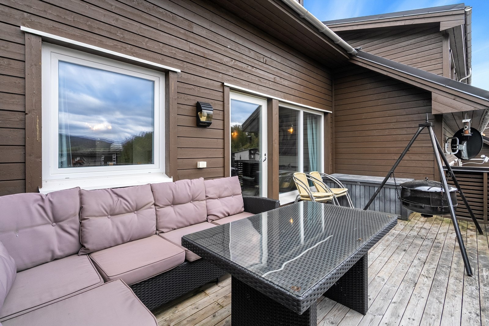 - Terrassen har gode solforhold fra lunsjtider til solnedgang - Galleribilde