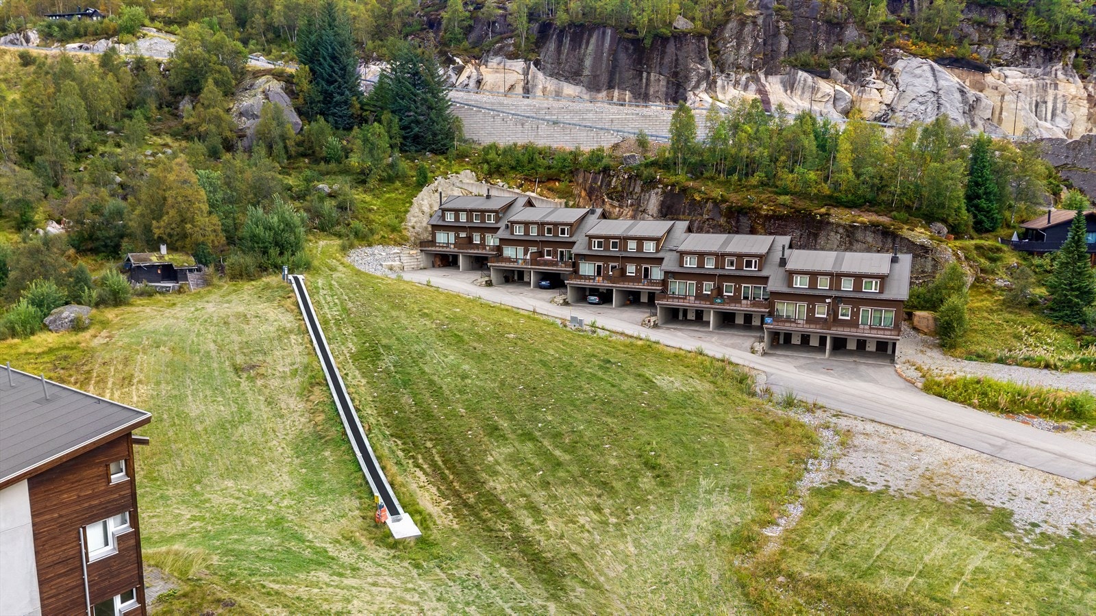 - Bakken like utenfor brukes til både skirenn, konkurranser, påskerenn, og til å lære de minste å stå både i trekk og bakke - Galleribilde
