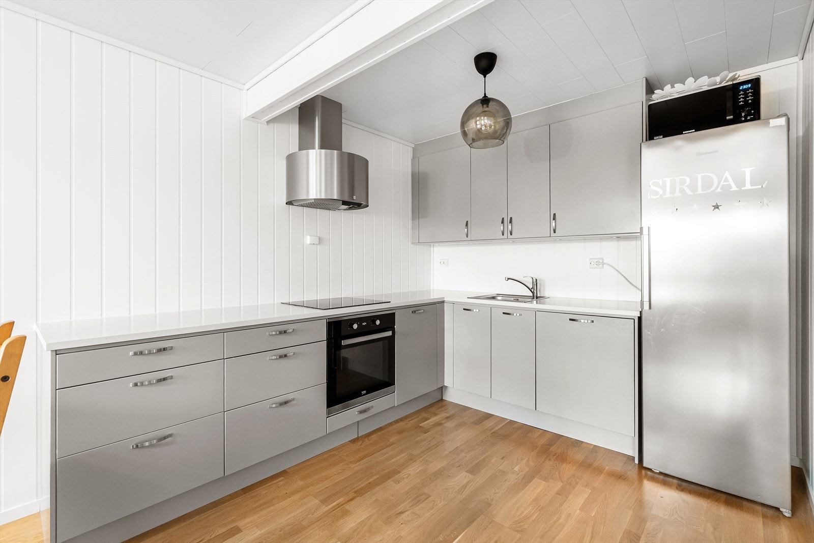 - Slette fronter og laminat benkeplate med integrert stekeovn, platetopp og oppvaskmaskin - Galleribilde