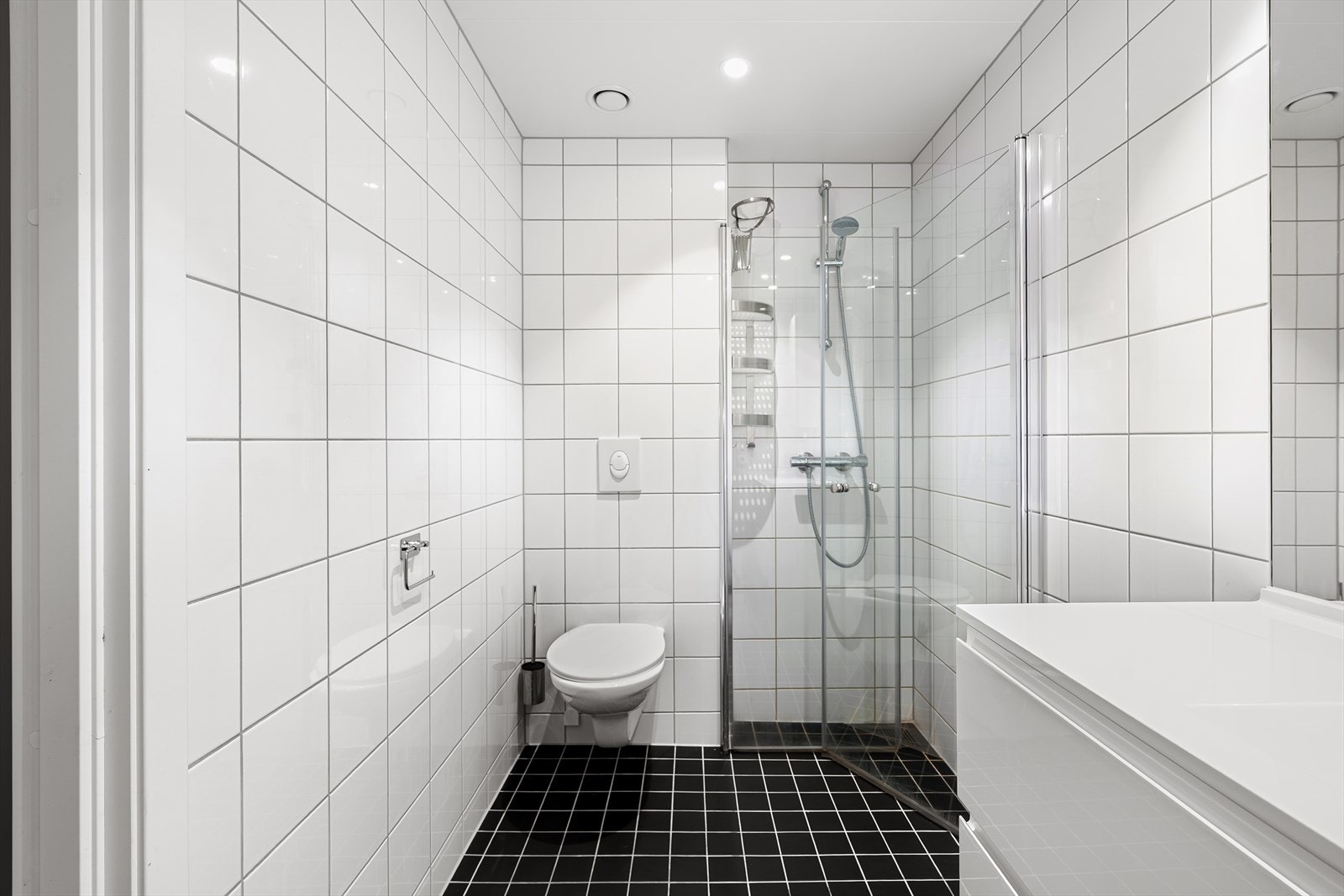 - Vaskerommet ligger i 1. etasje, slik at en kan kle av seg vått og skittent tøy og sette på maskinen med en gang - Galleribilde