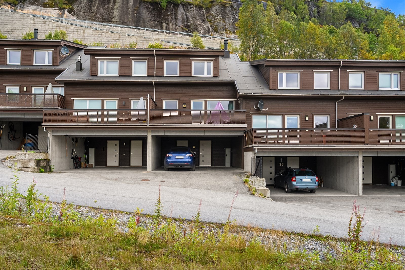 - Plass til to biler i carport - Galleribilde