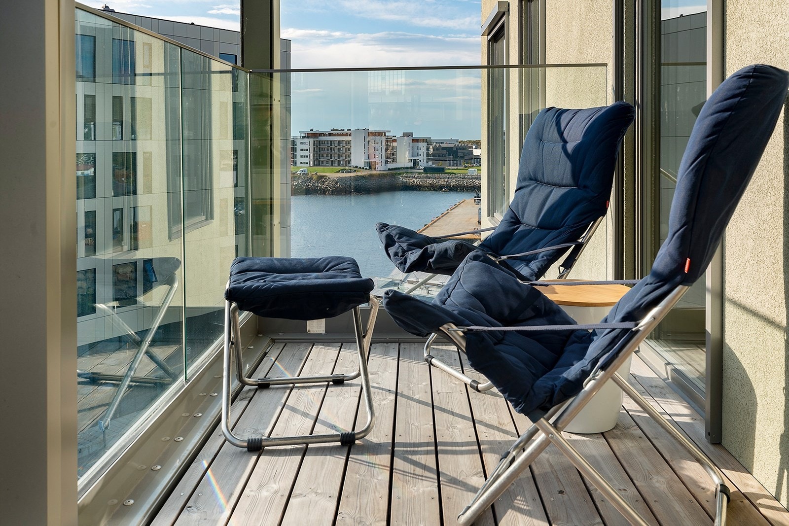 Balkongen ligger mot øst og morgenssola. Sol fra tidlig morgen sommerstid. Galleribilde