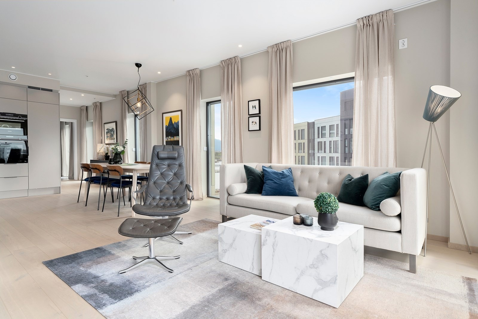 Lys og luftig leilighet. Lyse farger og påkostete løsninger Galleribilde