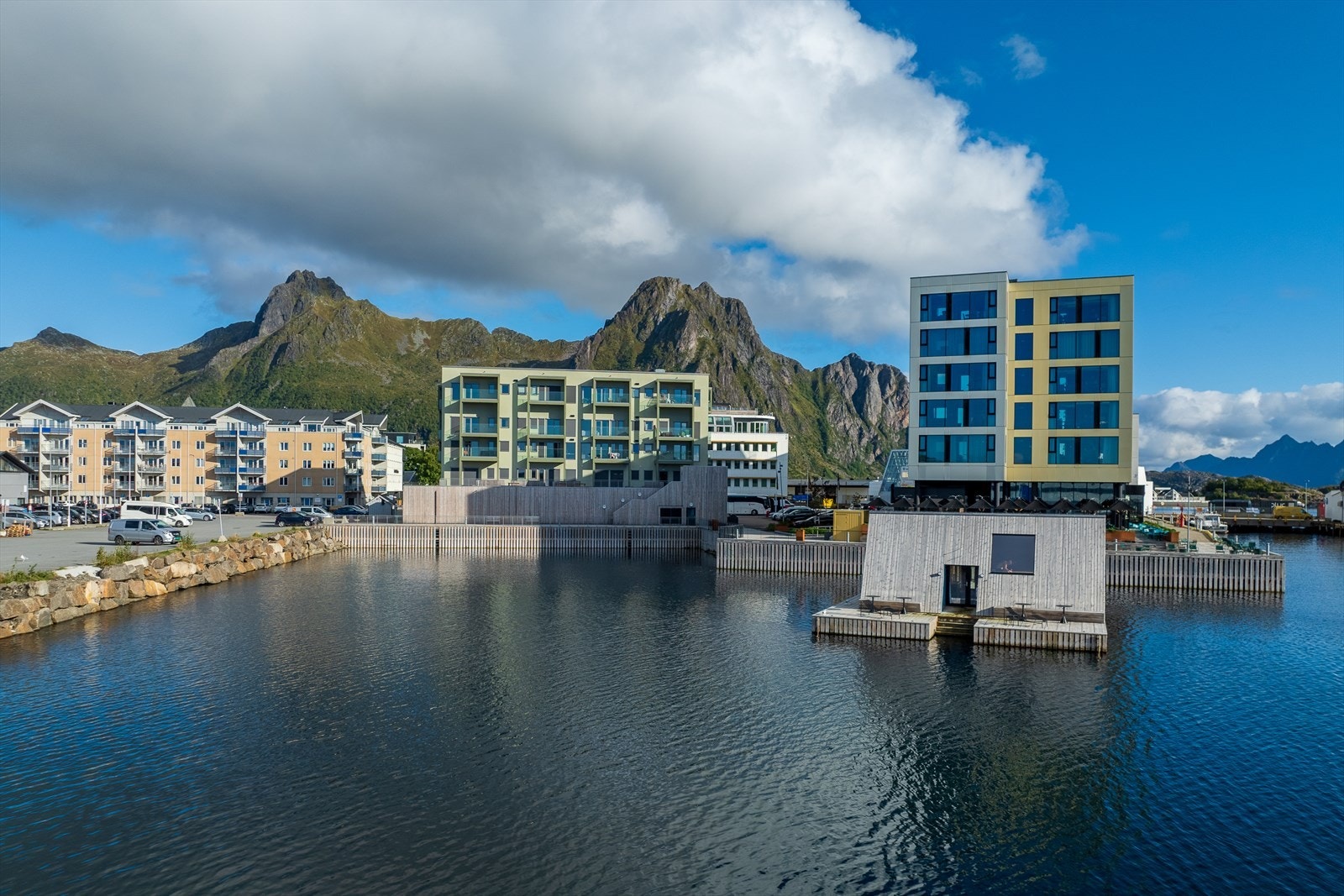 Foran Sameiet Avisgata ligger badstua Lyst Lofoten. Til høyre ligger Thon hotell Lofoten. Galleribilde