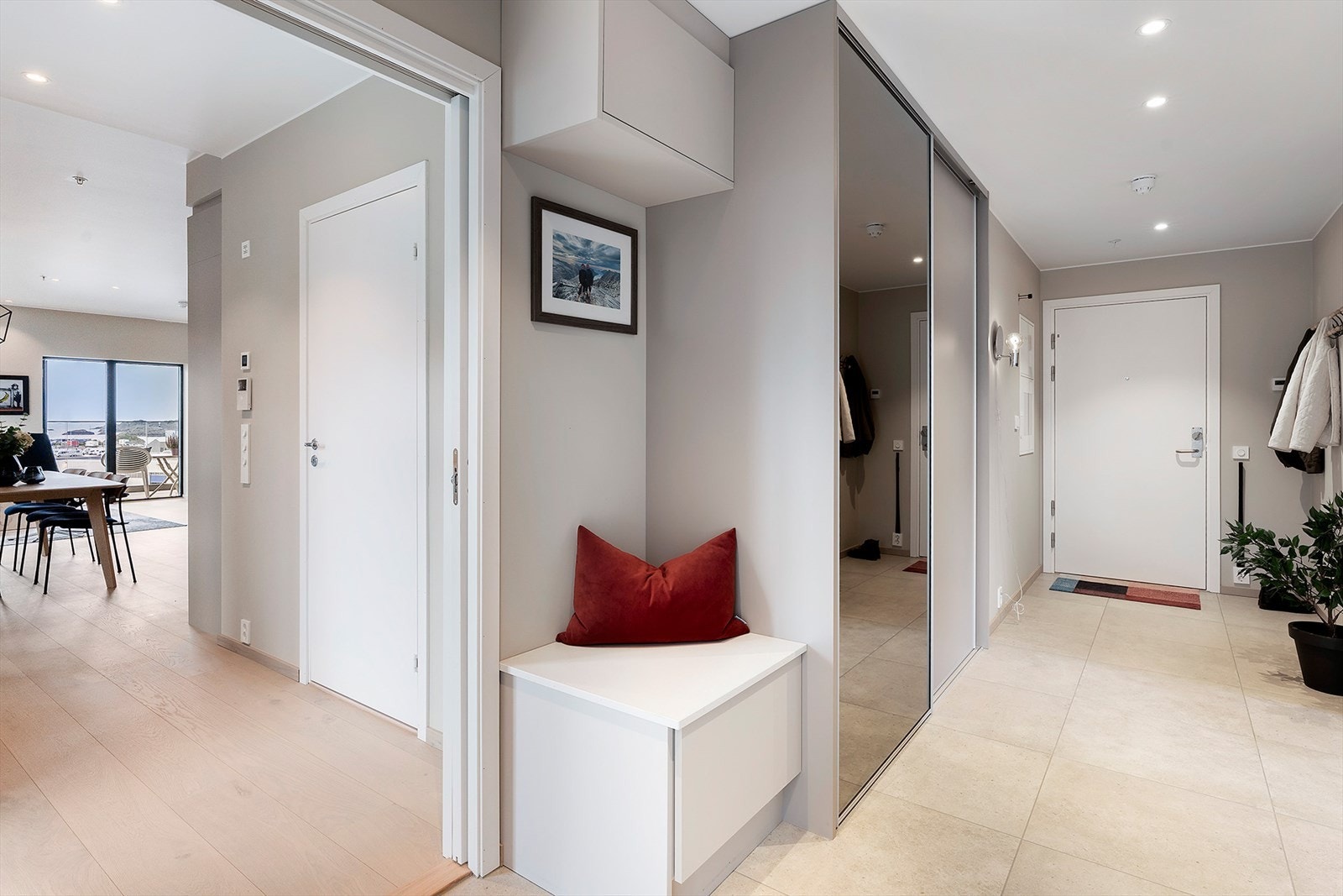 Inngangsparti med dør inn til stua Galleribilde