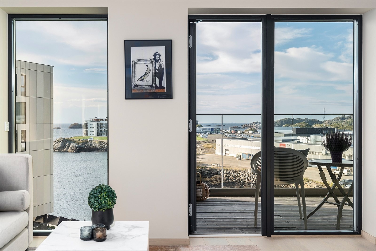 Alle vinduer og balkongdører har sort innramming. Galleribilde