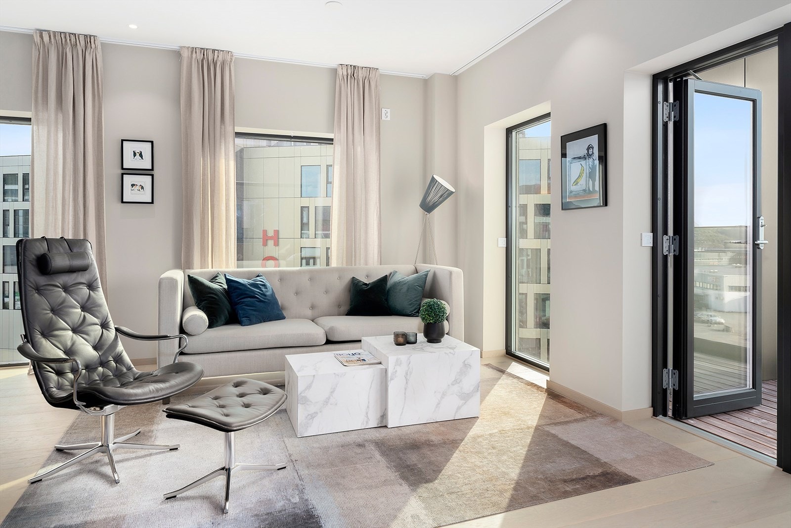 Sittegruppe i stua. Elektrisk solskjerming på alle vindu (unntatt soveromsvindu mot nord) Galleribilde