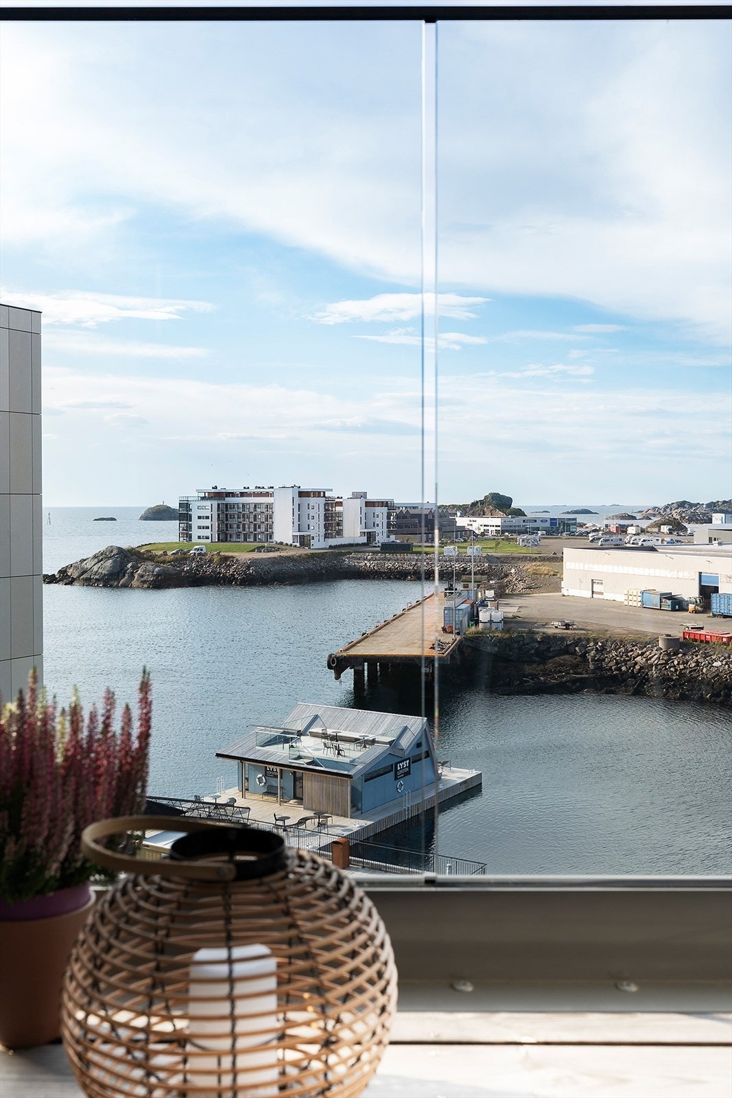 Lyst Lofoten ligger rett nedenfor. Ta på badetøy, ta heisen ned, og tusle bort for å ta badstu. Galleribilde