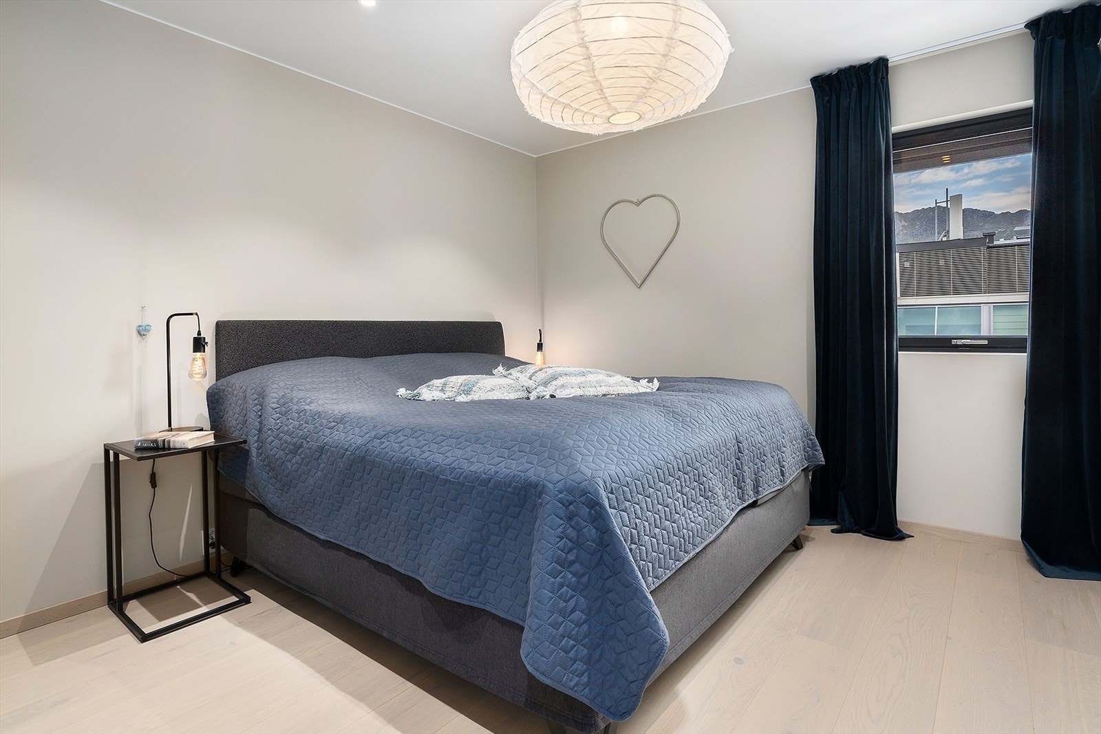 Hovedsoverom med vindu mot nord Galleribilde