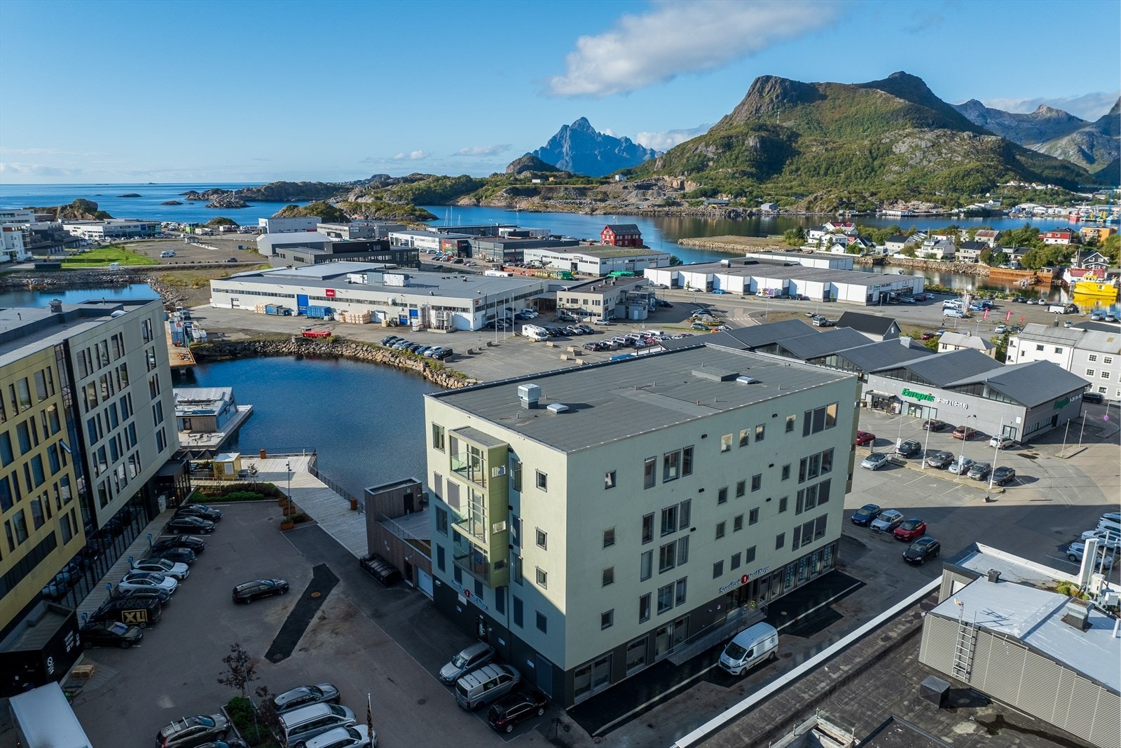 Dronefoto med bygget og omgivelsene Galleribilde