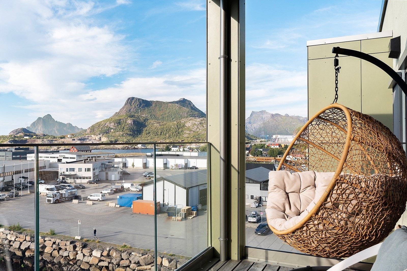 Balkong mot sør. Flott utsikt og ettermiddagssol Galleribilde