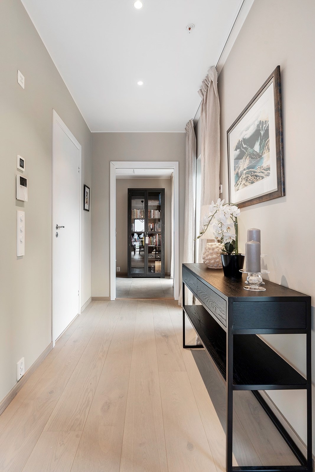 Gang fra stue/kjøkken mot soverommene. Bad nr. 2 til venstre, og utgang til morgenbalkong til høyre Galleribilde