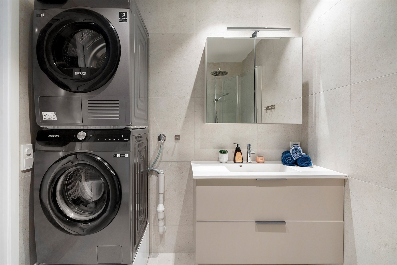 Opplegg for vaskemaskin, vegghengt toalett og innredning med servant Galleribilde