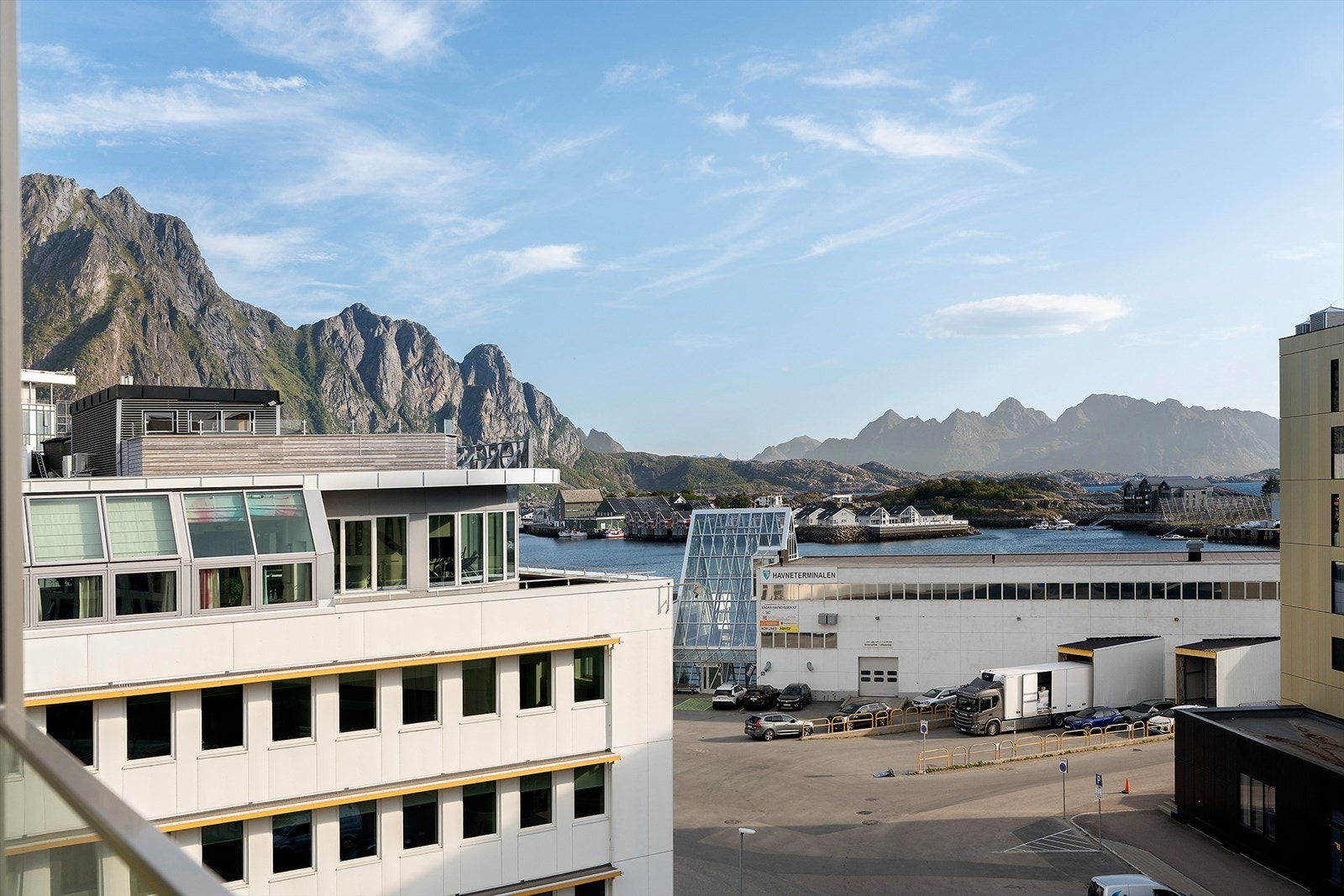 Sol fra nattmorgenen om sommeren. Utsikt mot indre havn, Svinøya og Store-Molla i bakgrunnen Galleribilde