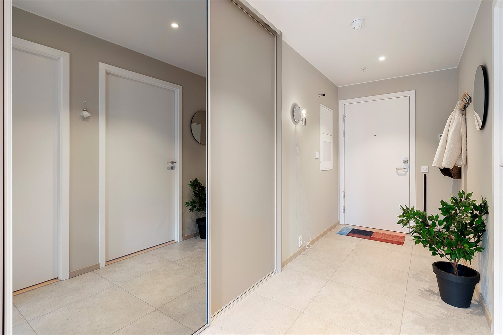 Flislagt gulv med vannbåren varme. Romslig skyvedørsgarderobe med speil. Galleribilde