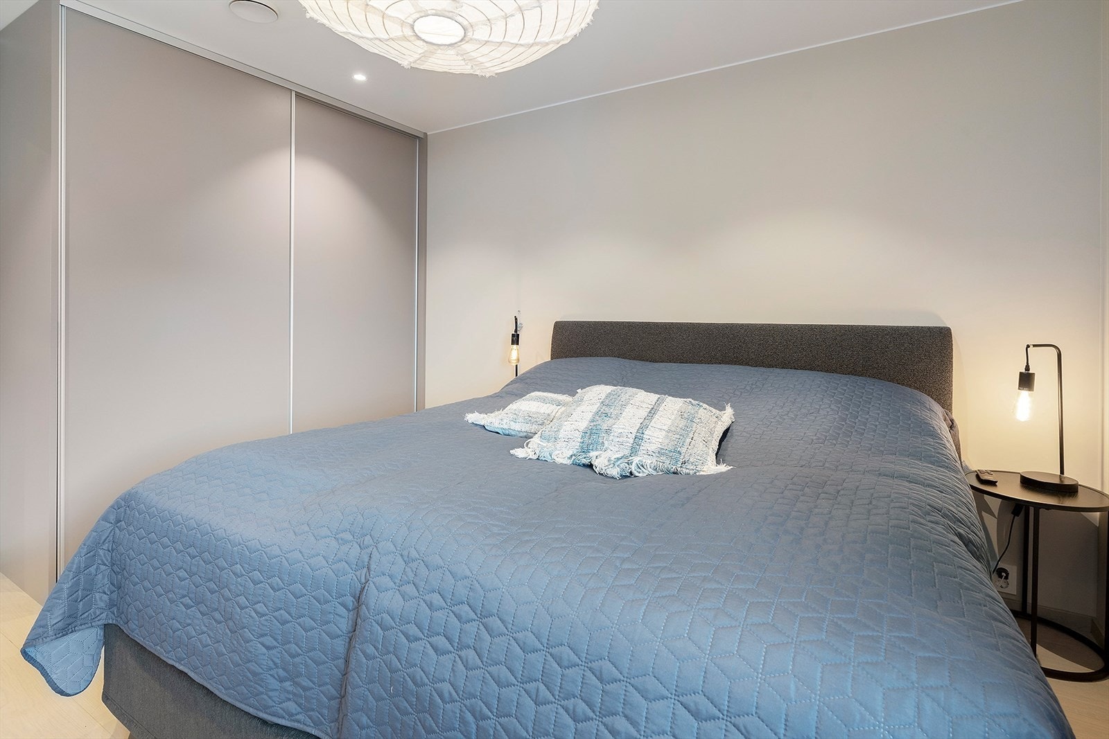 Stort garderobeskap Galleribilde