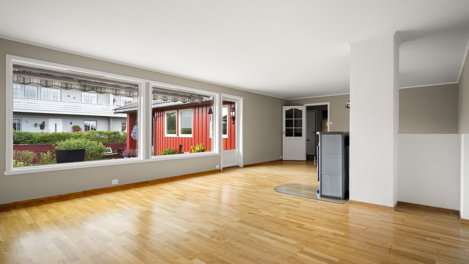 Store vinduer gir mye naturlig lys inn i stuen Galleribilde