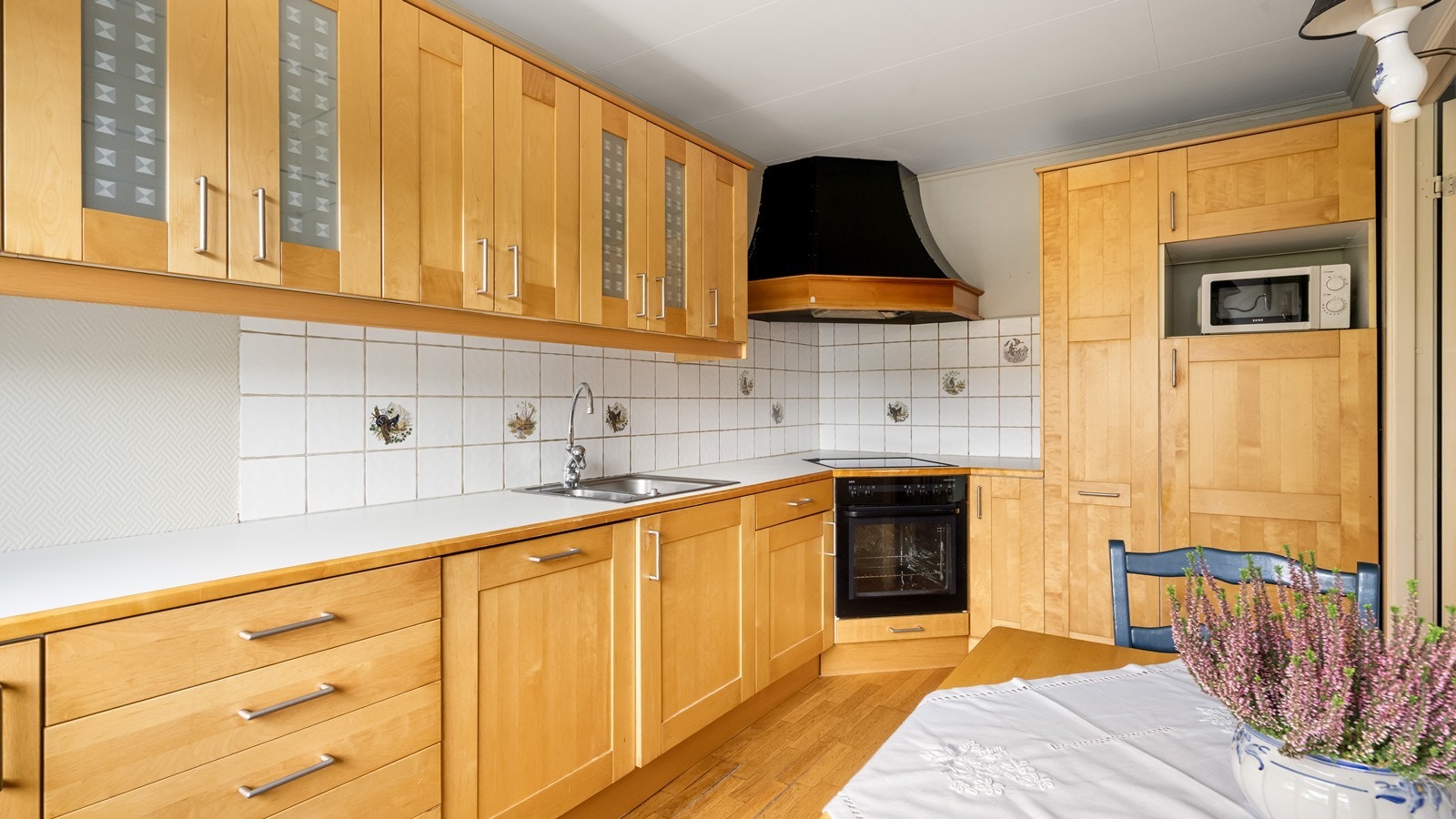 Kjøkken er innholdsrikt med integrerte hvitevarer Galleribilde