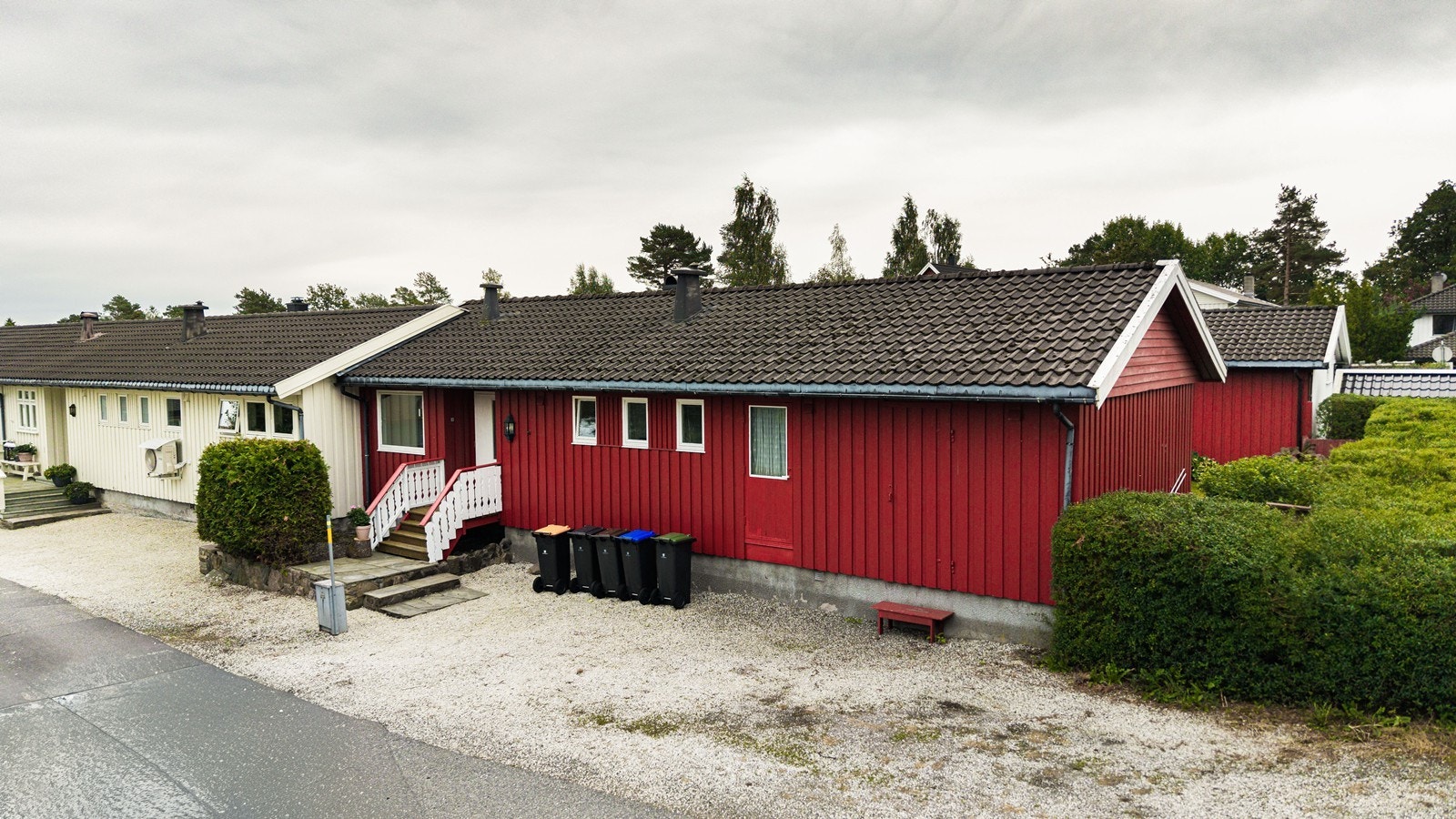 Foran boligen har man god plass til parkering Galleribilde