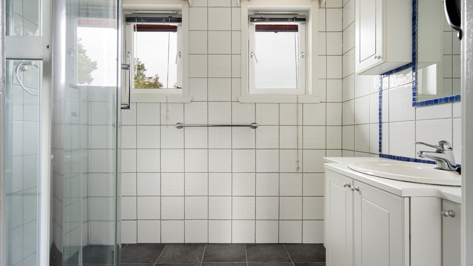 Bad med flis fra gulv til tak Galleribilde