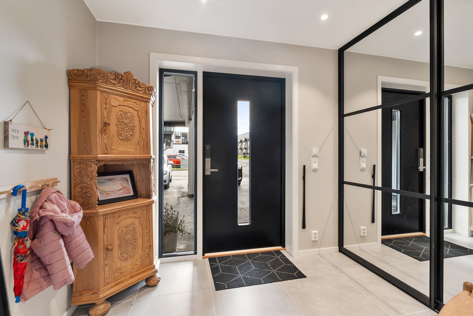 Når du trer inn i boligen møtes du av en innbydende moderne entre. Galleribilde