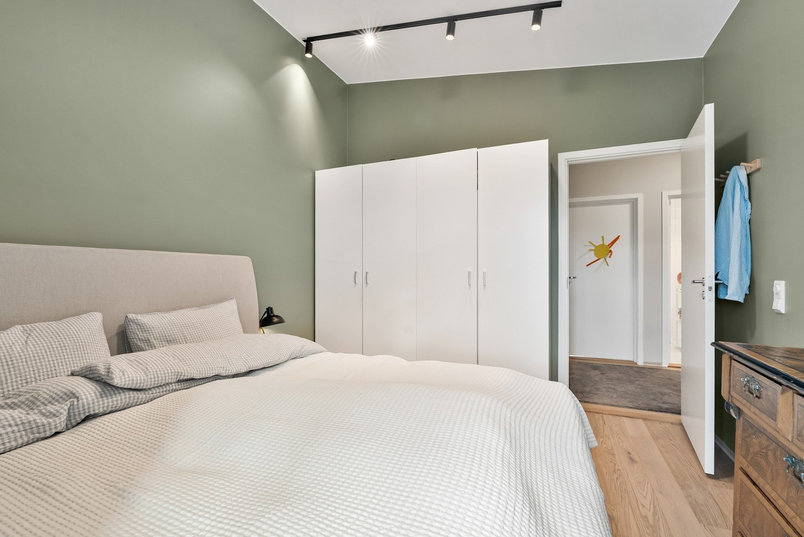 Her er det plass til både dobbeltseng og et stort skap for oppbevaring. Galleribilde