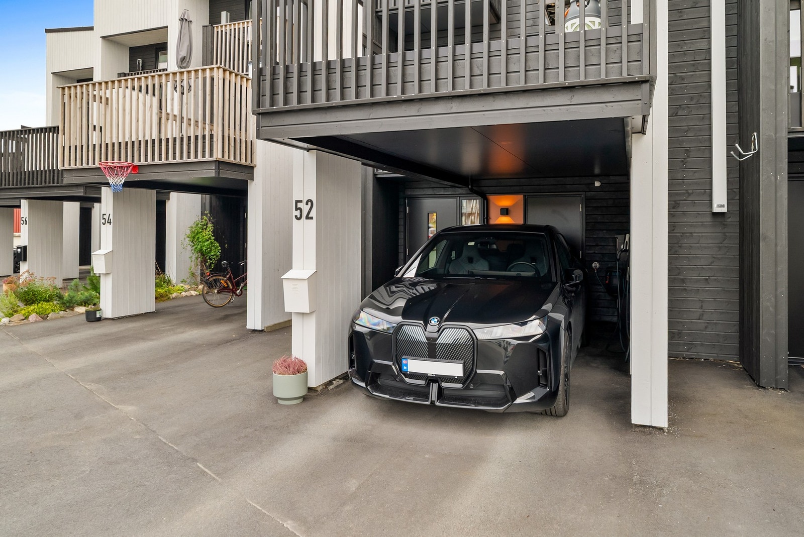 En carport er perfekt for å skygge bilen om sommeren og du slipper å skrape is om vinteren. Galleribilde