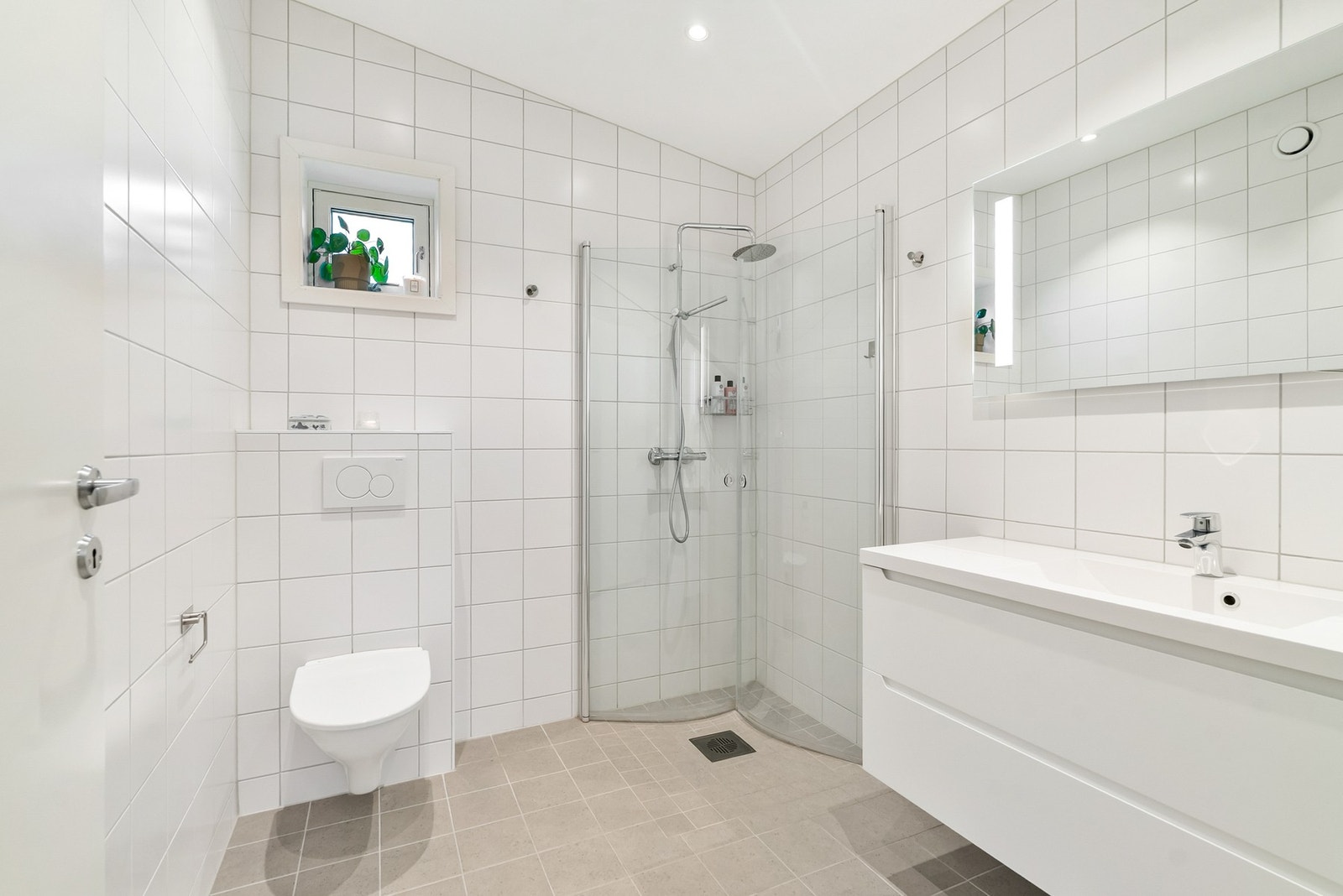 Flott bad med alt du trenger med vannbåren varme i gulv. Galleribilde