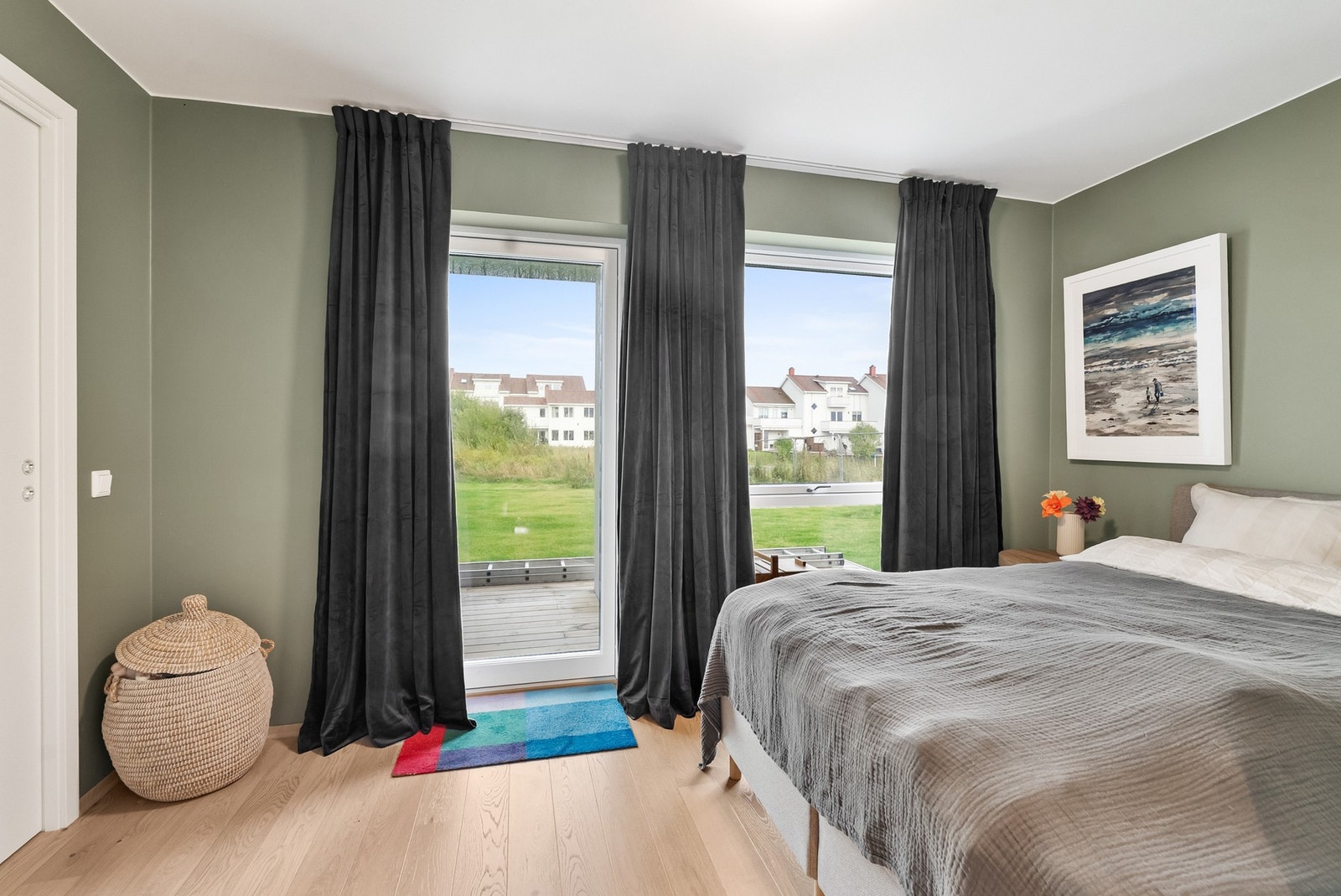 De store vindusflatene sørger for en god atmosfære. Galleribilde