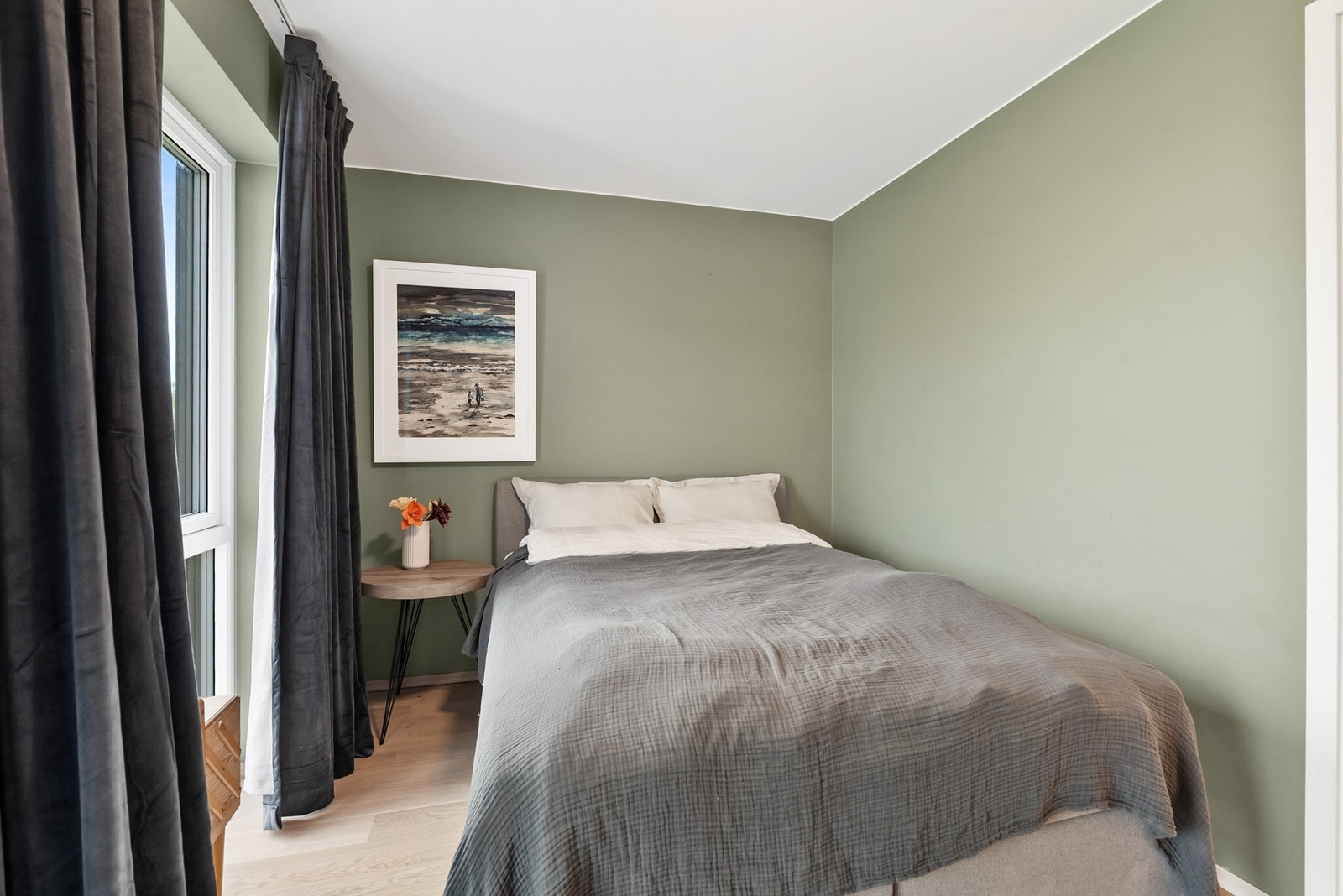 Luftig soverom med plass til dobbelseng. Galleribilde