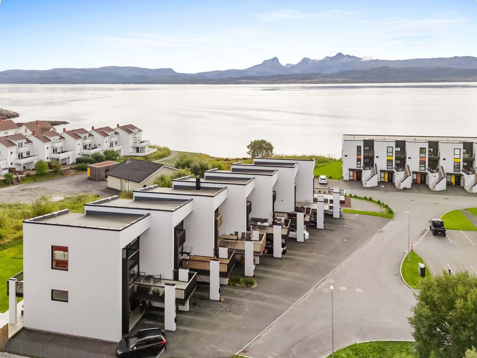 Det er i tillegg kort avstand til dagligvarebutikker, noe som gjør hverdagen enklere. Galleribilde