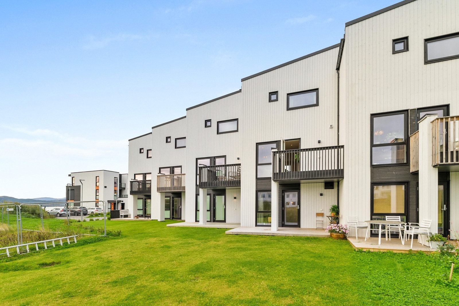 Som inkluderer flermannsboliger, delte boliger og eneboliger, og preges av nyere boliger som bidrar til et moderne bomiljø. Galleribilde