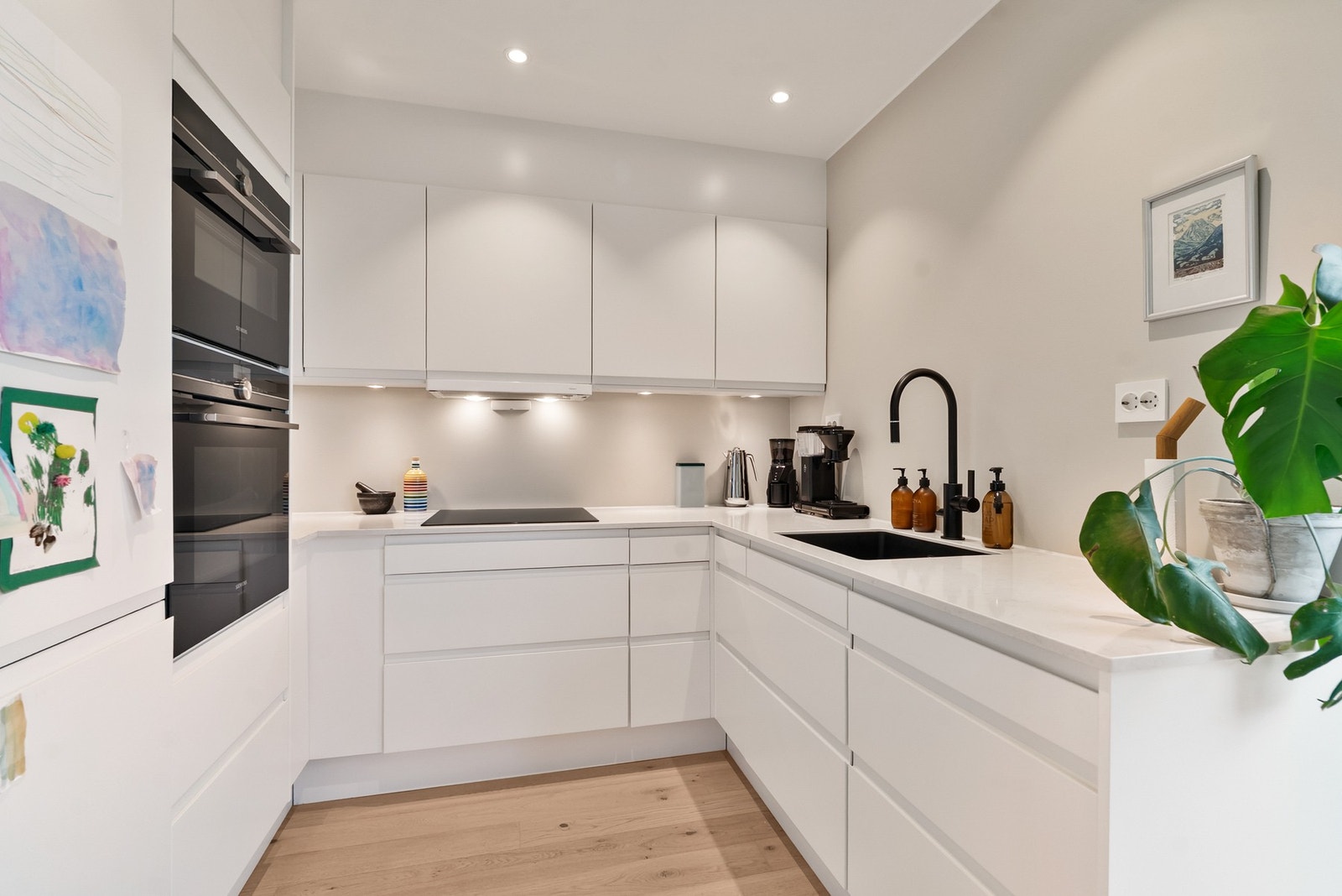 Gjennomgående moderne kjøkken av høy kvalitet. Galleribilde