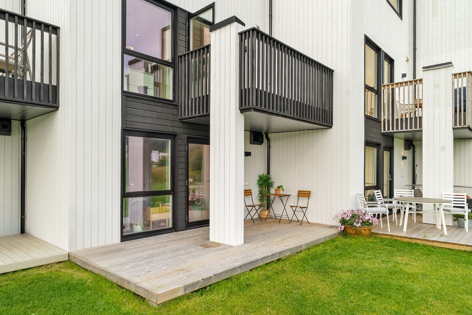 Beliggenheten tilbyr en utmerket tilknytning til nærområdet, med kort vei til et bredt spekter av fasiliteter som forenkler hverdagen. Galleribilde