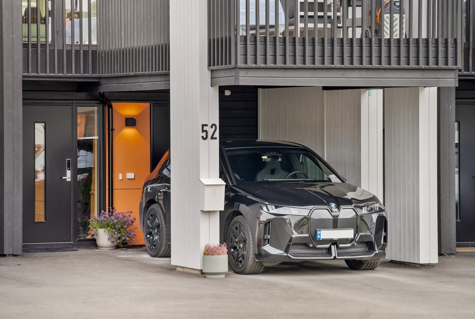 Carport for å ta vare på bilen din i tillegg til en utvendig bod. Galleribilde
