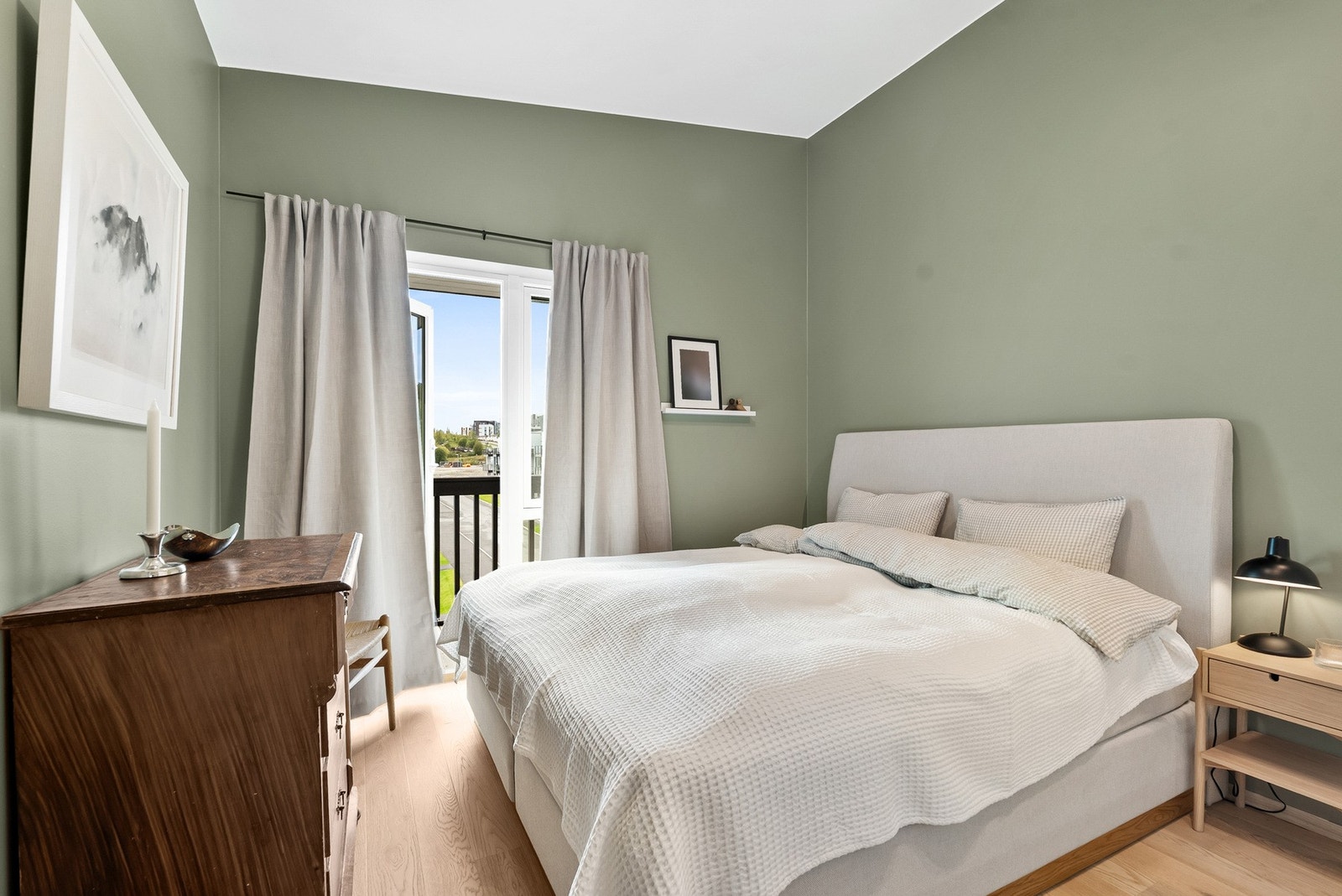 Luftig soverom med utgang til en østvendt balkong. Galleribilde