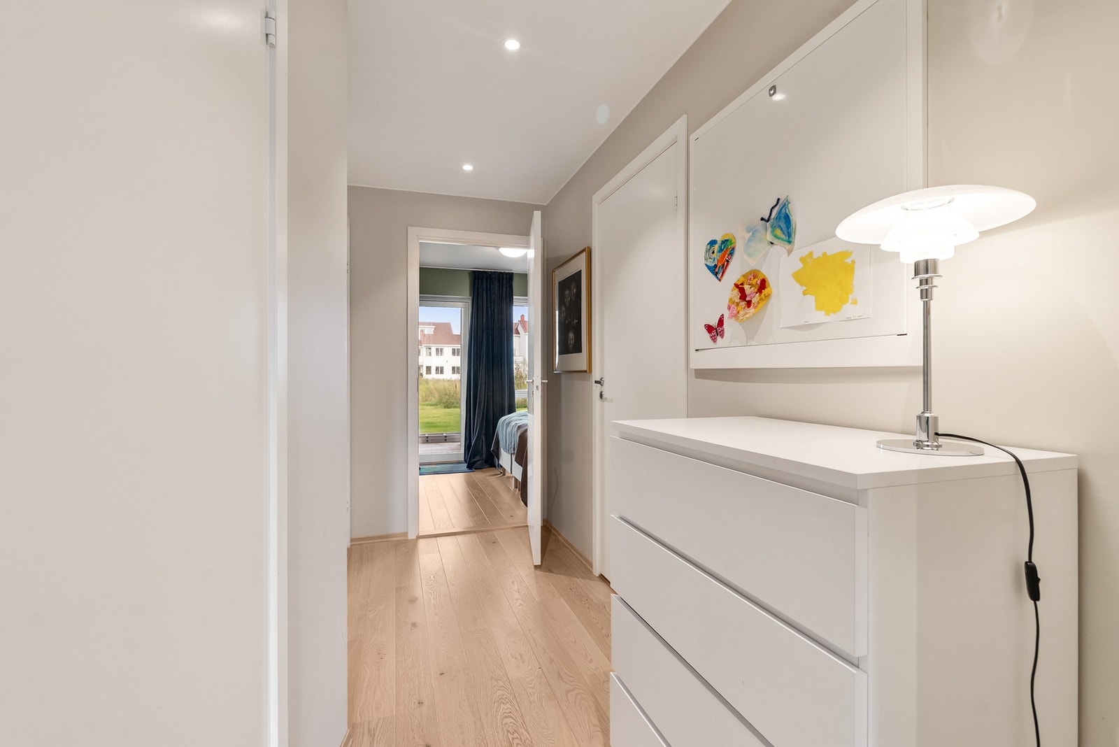 Gangen i 1. etasje tilbyr tilknytning til soverom, bad, 2 boder og trapp opp til 2. etasje. Galleribilde