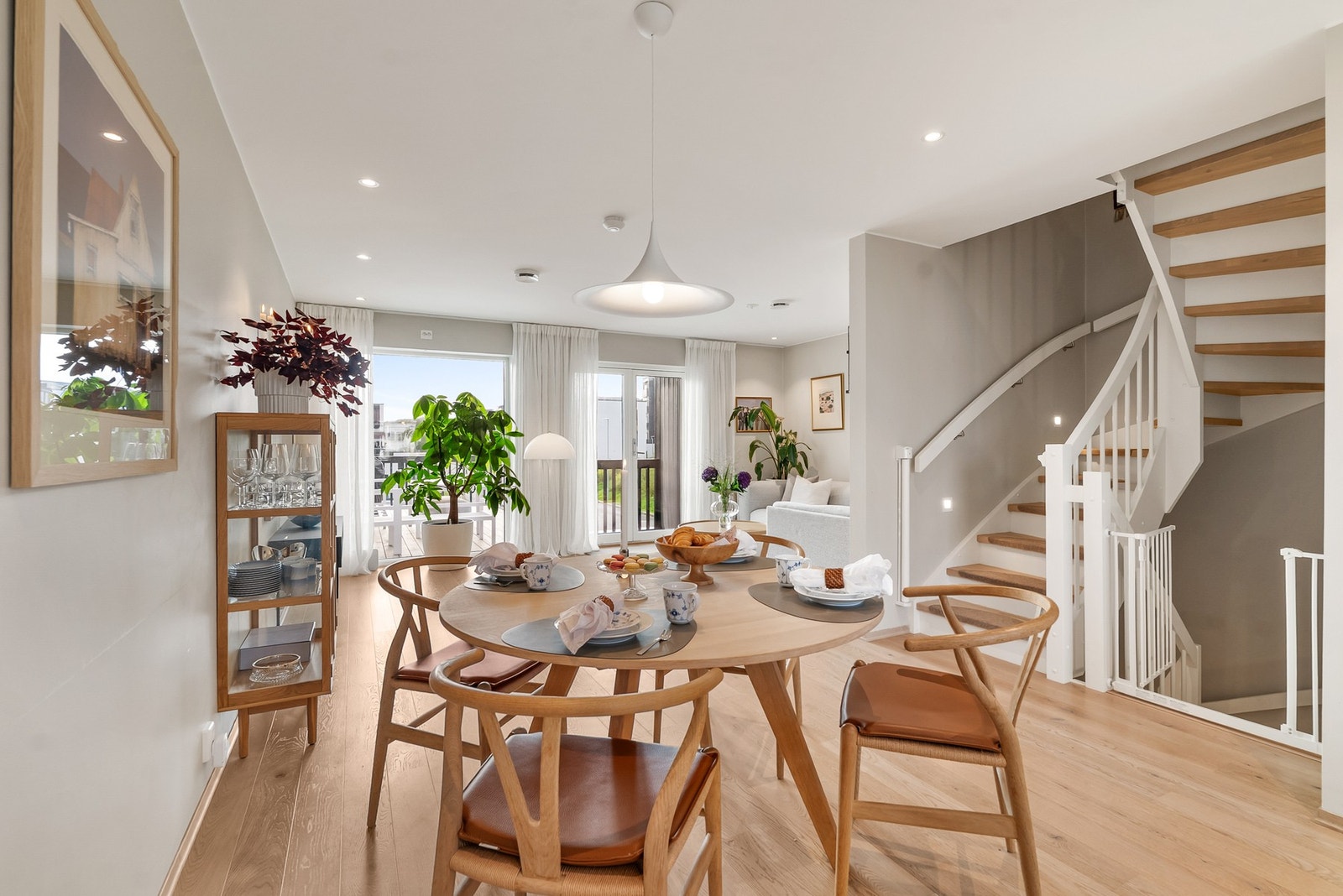 Videre opp til 2. etasje åpner boligen seg opp til en lys og innbydende stue. Galleribilde