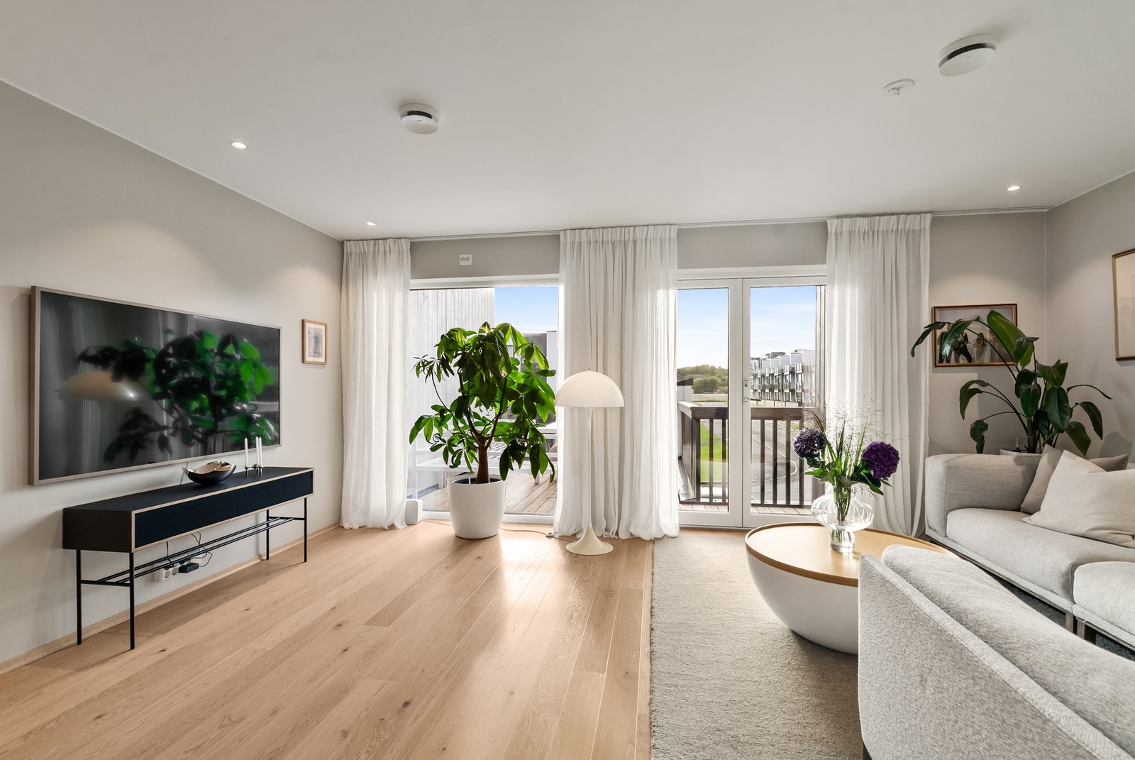 De store vindusflatene sørger for en luftig atmosfære. Galleribilde