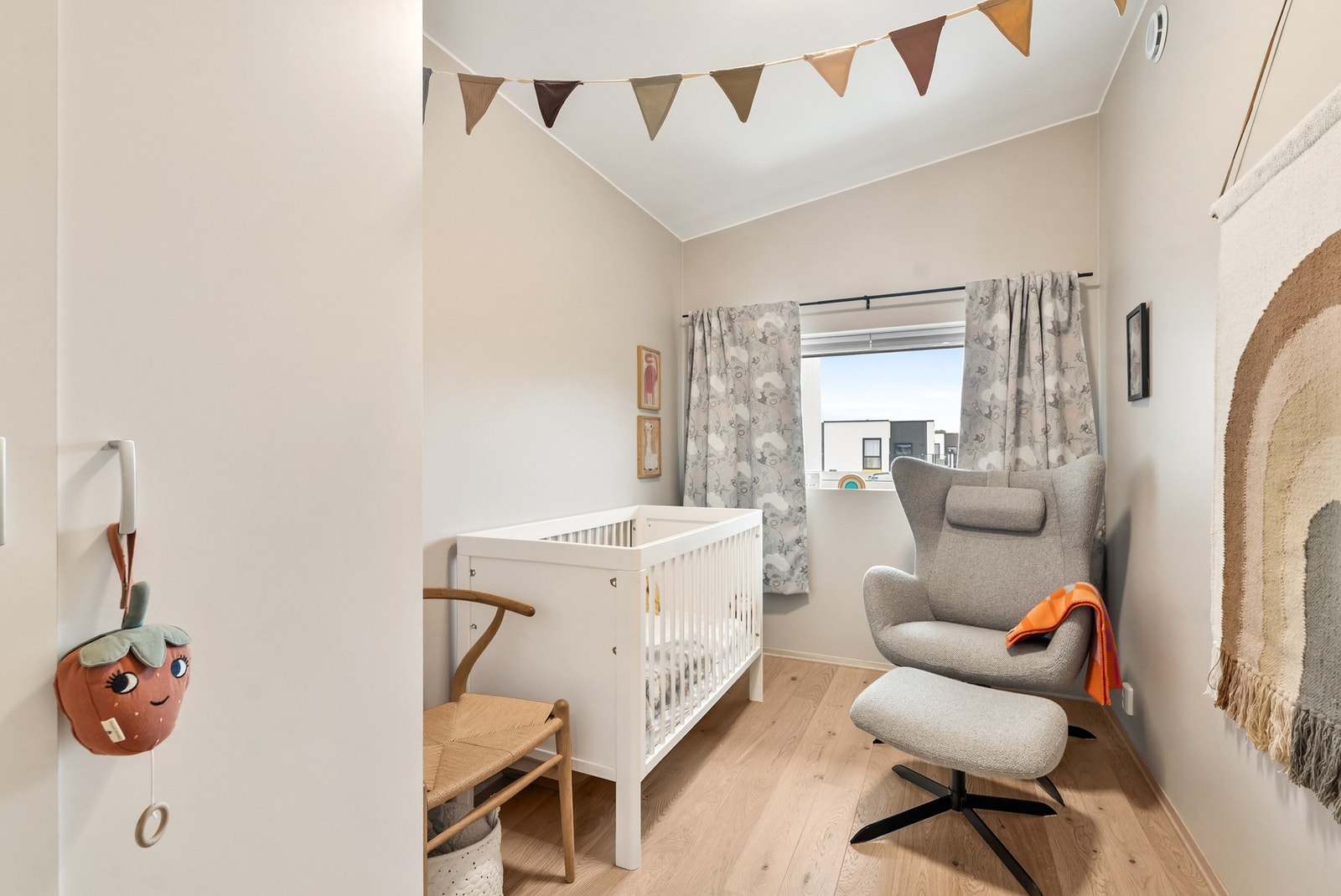 Det er to øvrige soverom som egner seg godt til barnerom, gjesterom eller kontor. Galleribilde