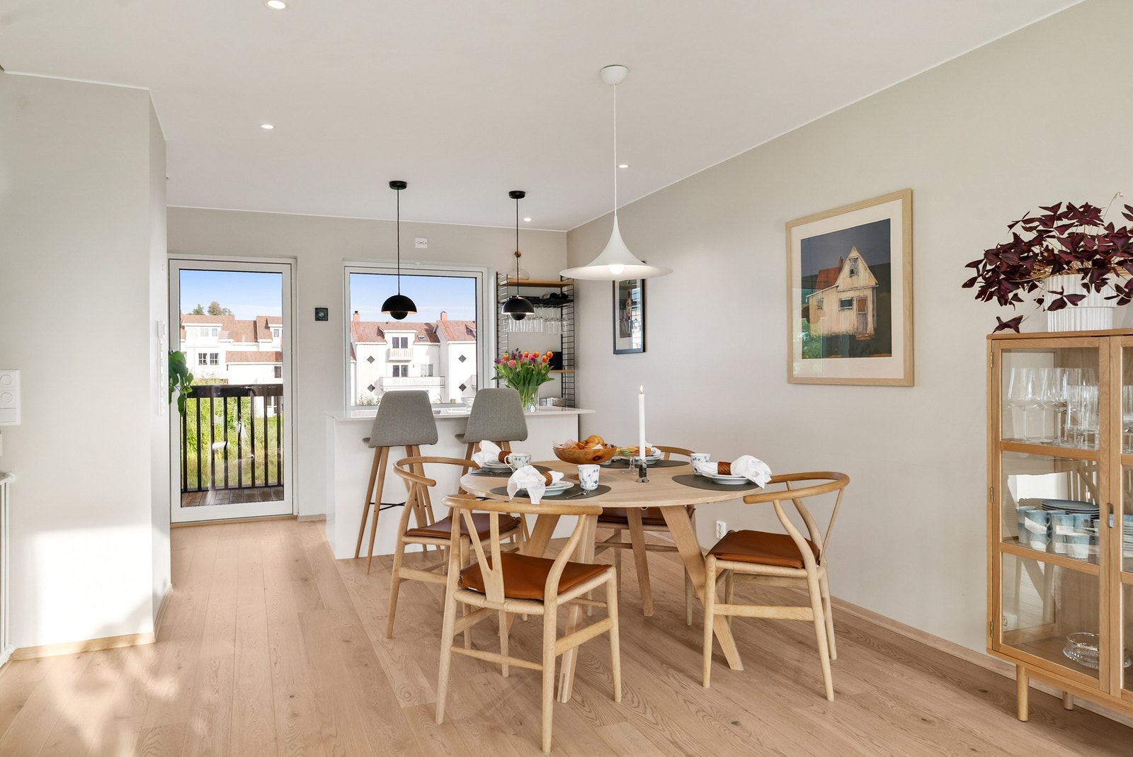 Fra kjøkken/spisestuee er det dør ut til en østvendt balkong. Galleribilde