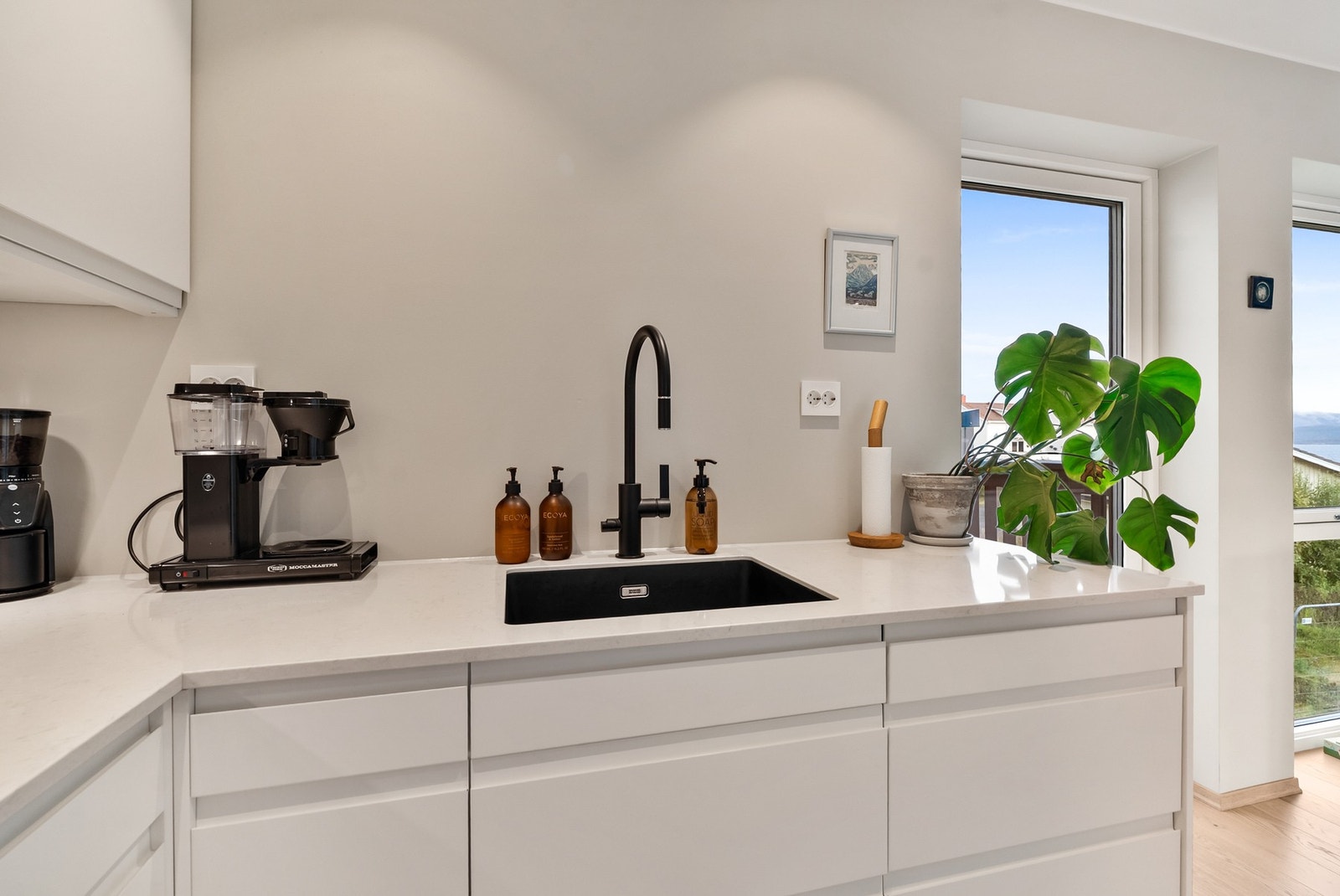 Svarte detaljer gir en fancy og attraktiv følelse. Galleribilde