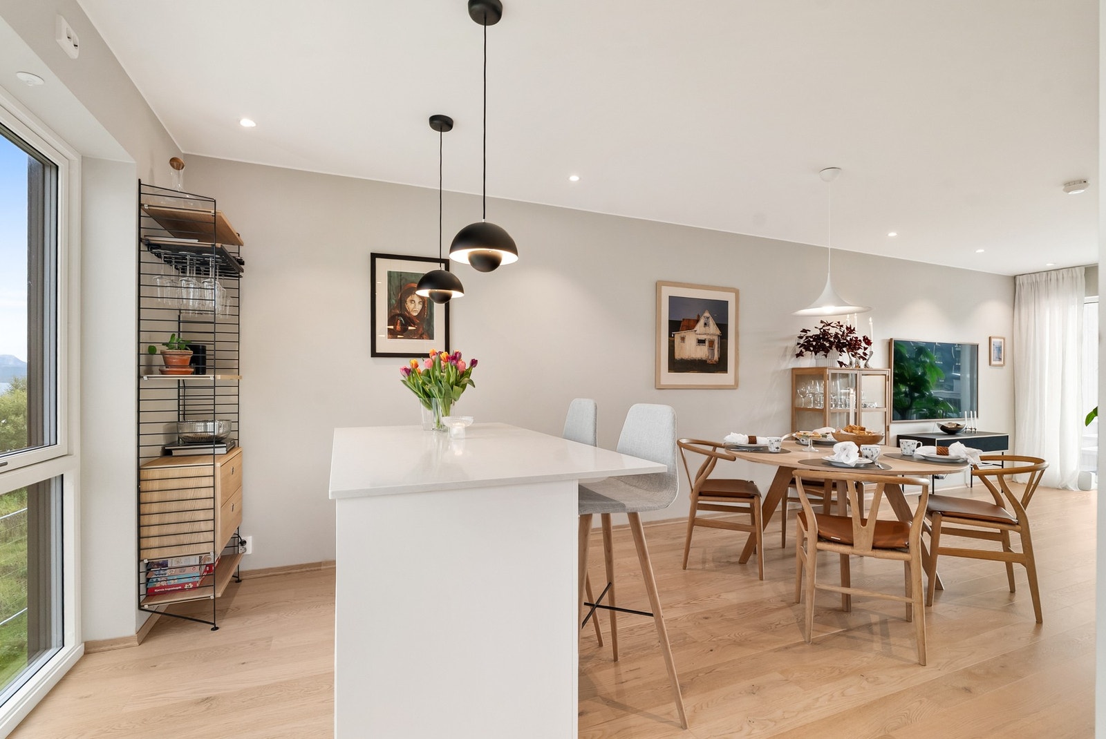 Og øyen sørger for ekstra benke og sitteplass. Galleribilde