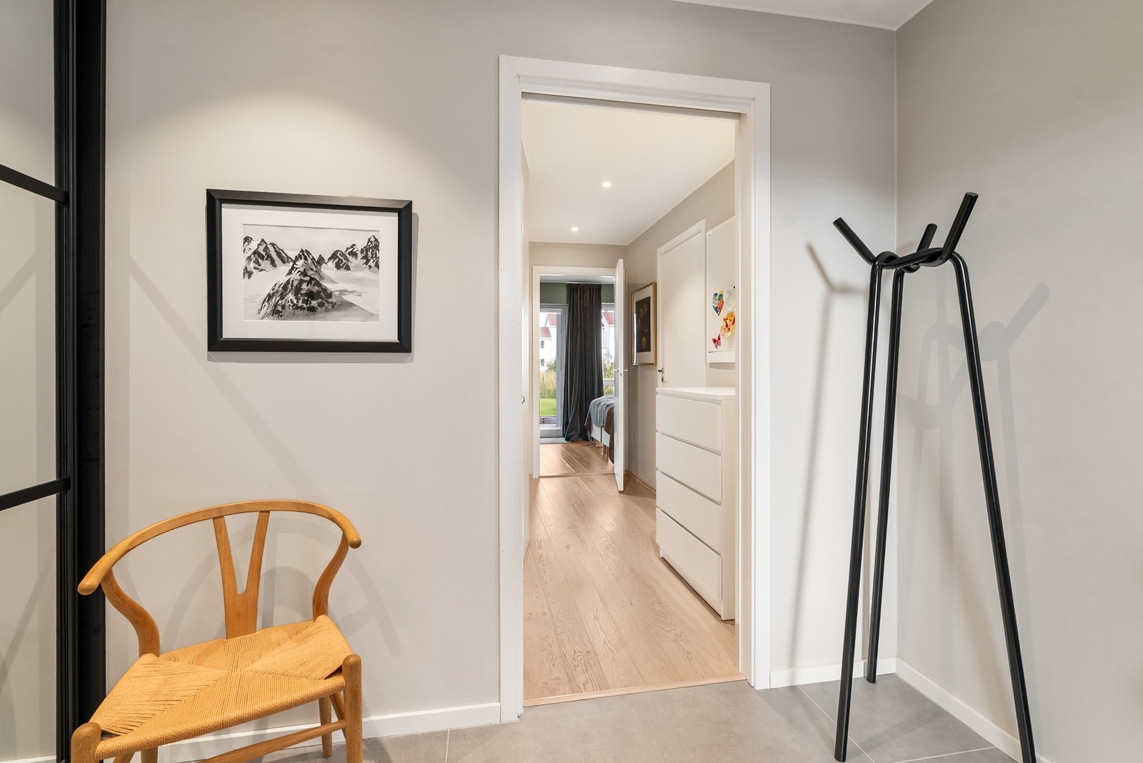 God plass til å henge fra seg med knagg og skyvedørsgarderobe. Galleribilde