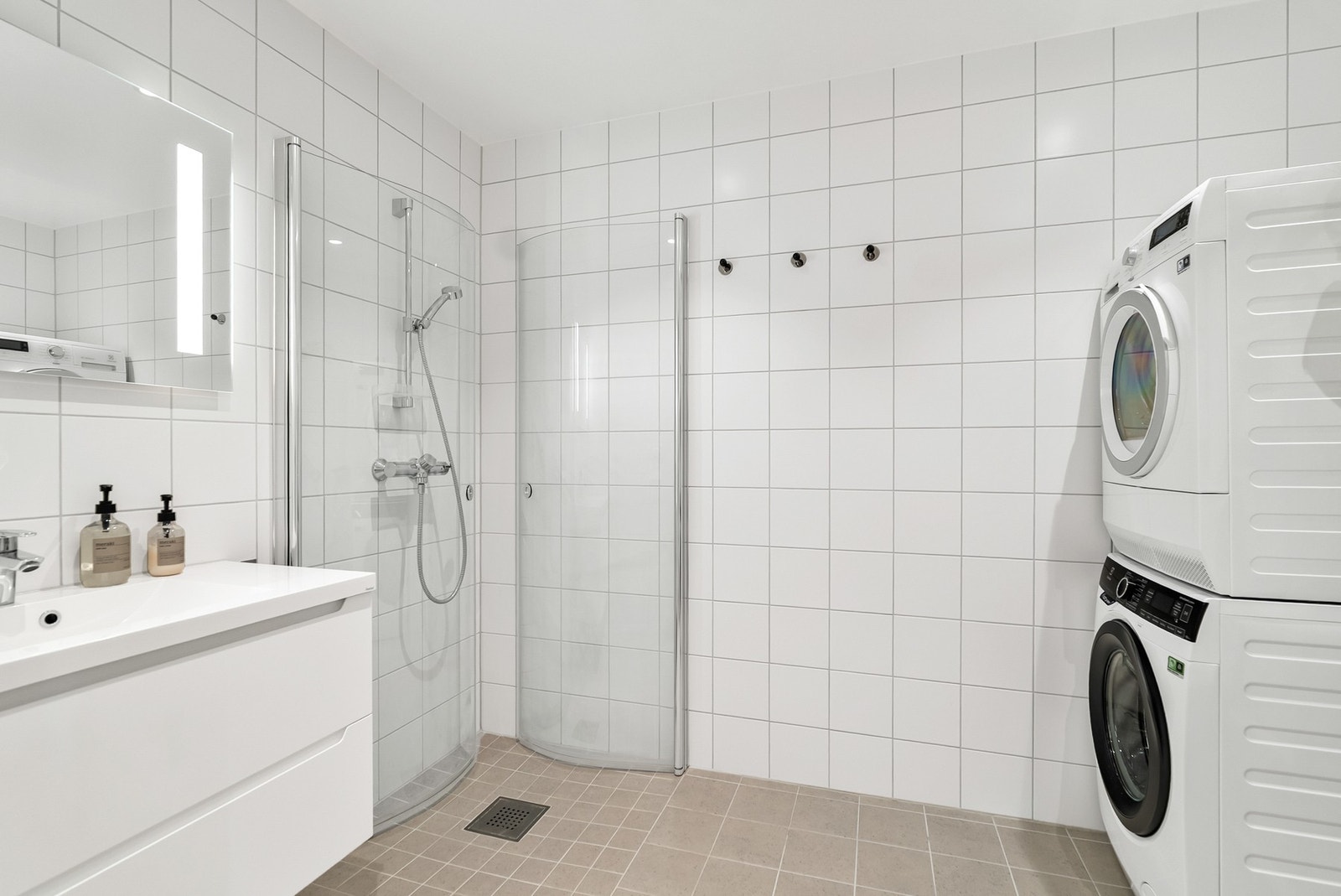 Stilrent bad med opplegg for vaskemaskin og tørk. Galleribilde