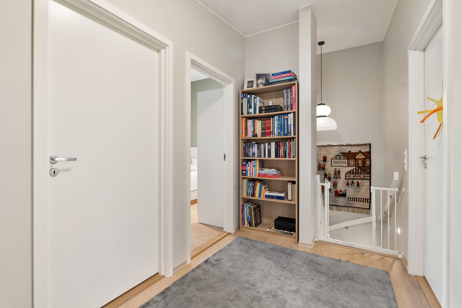 Når vi følger trappen opp møtes vi av en praktisk gang. Galleribilde