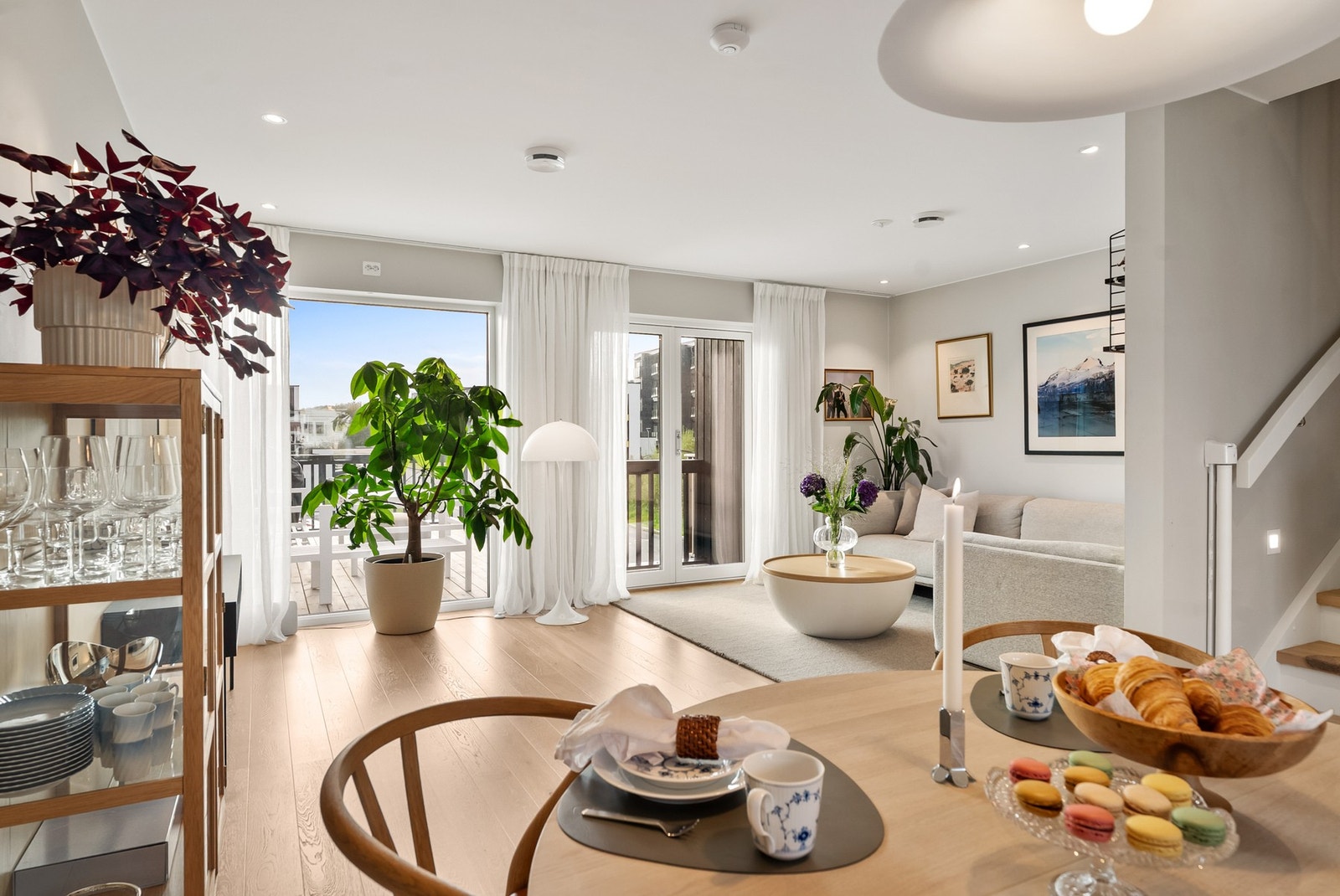 Spisestue/stue/kjøkken er av åpen løsning. Galleribilde